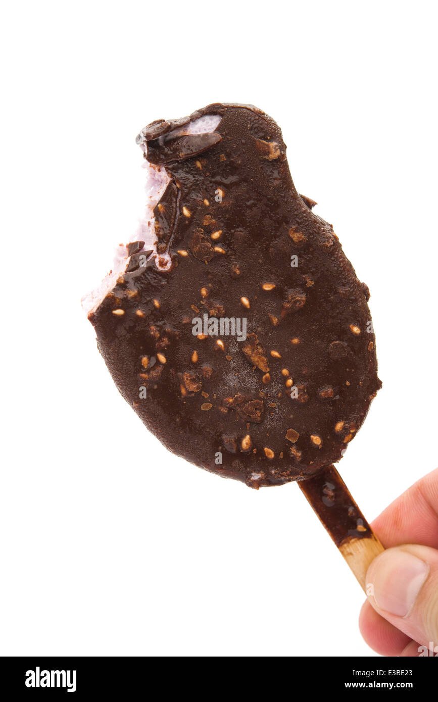 Mano che tiene un gelato al cioccolato con un morso Foto Stock