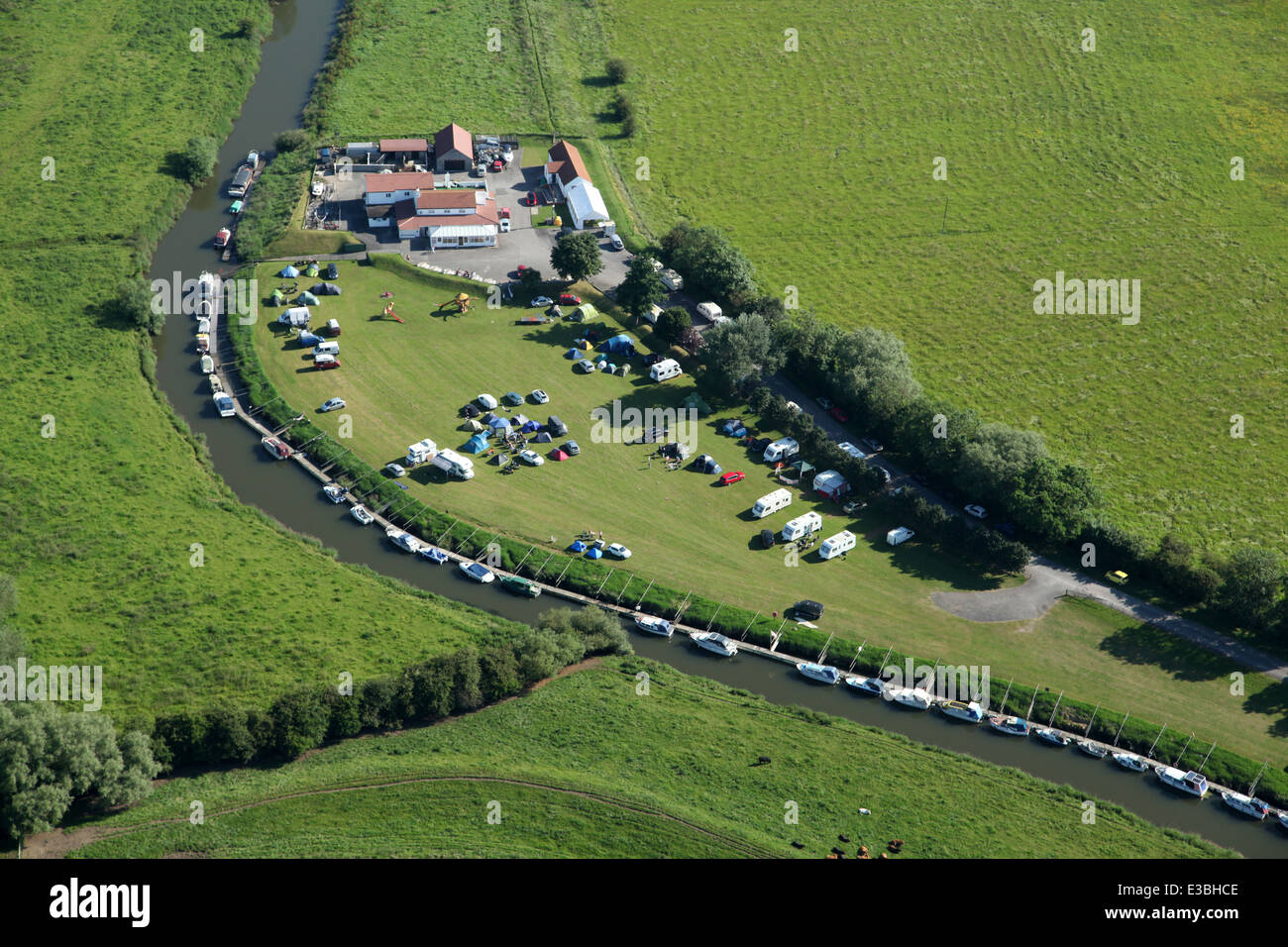 Vista aerea del campeggio con lato fiume marina sul fiume Derwent, nello Yorkshire, Regno Unito Foto Stock