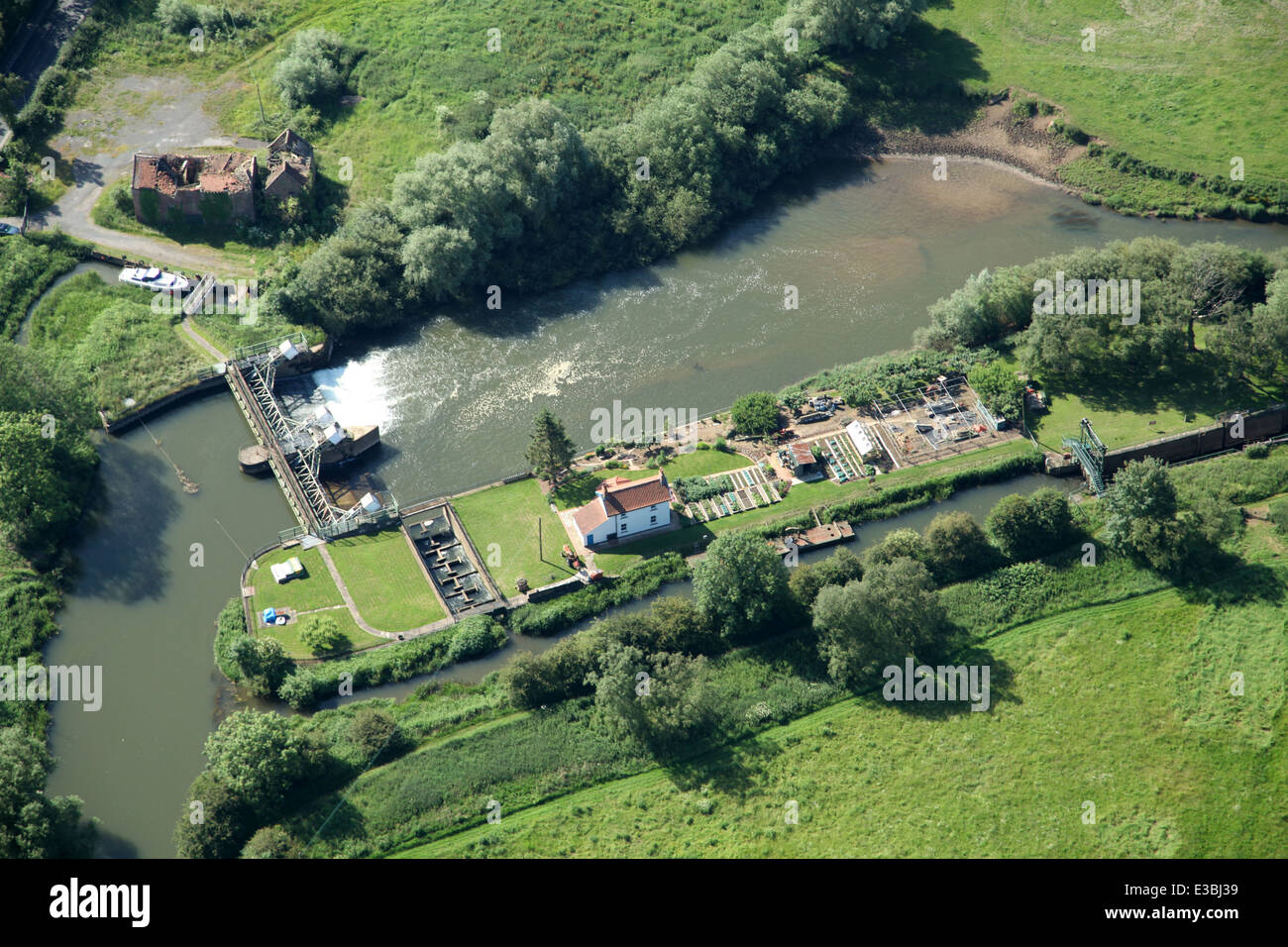 Vista aerea di una serratura keepers cottage sul fiume Derwent nello Yorkshire, Regno Unito Foto Stock