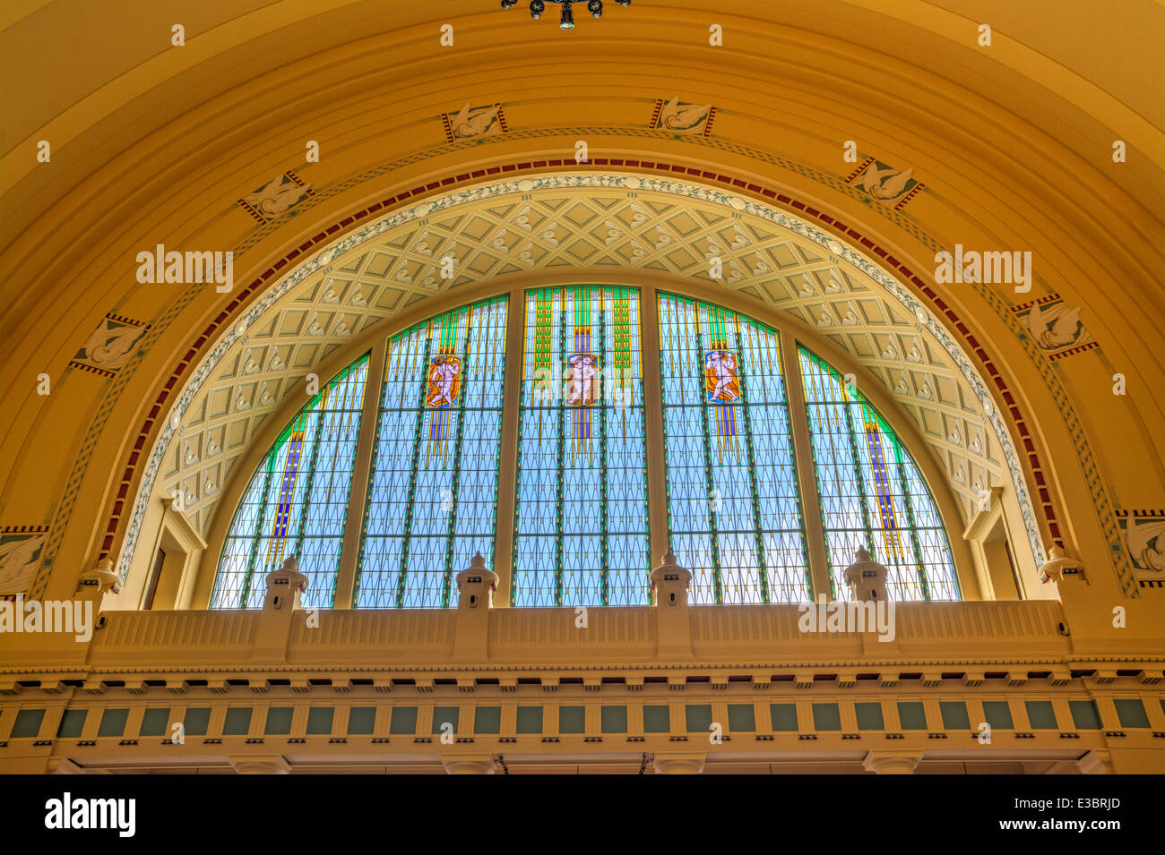 Finestra di vetro colorato nella storica stazione ferroviaria centrale, Praga, Repubblica Ceca Foto Stock