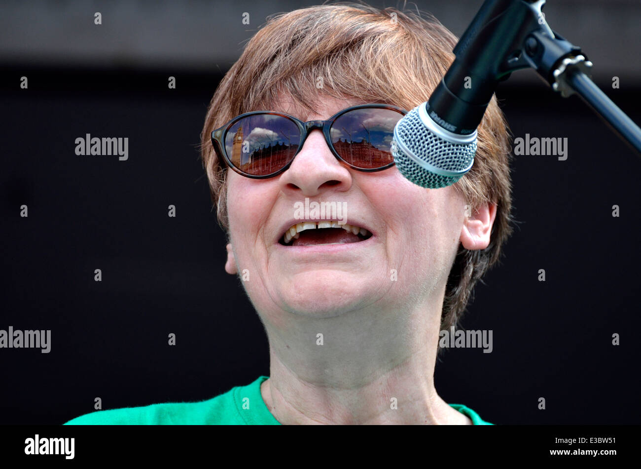 Christine soffiante - Segretario Generale dell Unione Nazionale degli insegnanti - parlando in piazza del Parlamento, Londra, 21 giugno 2014 Foto Stock