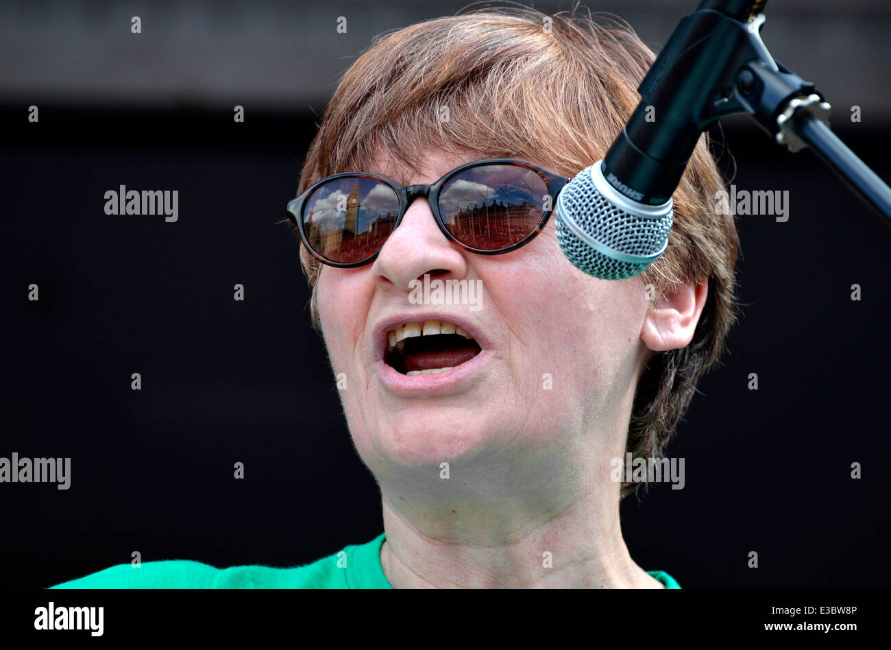 Christine soffiante - Segretario Generale dell Unione Nazionale degli insegnanti - parlando in piazza del Parlamento, Londra, 21 giugno 2014 Foto Stock