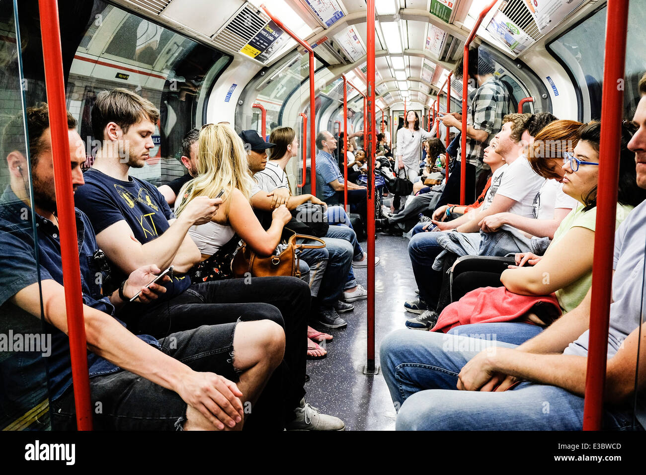 Passeggeri che viaggiano su un vagone ferroviario della metropolitana di Londra nel Regno Unito. Foto Stock