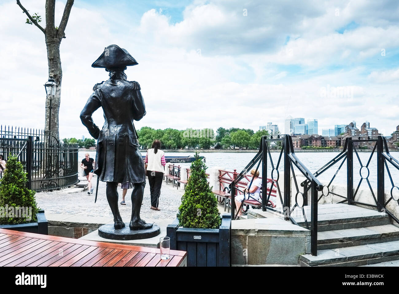 Una statua di Ammiraglio Lord Nelson e si affaccia sul Fiume Tamigi. Foto Stock