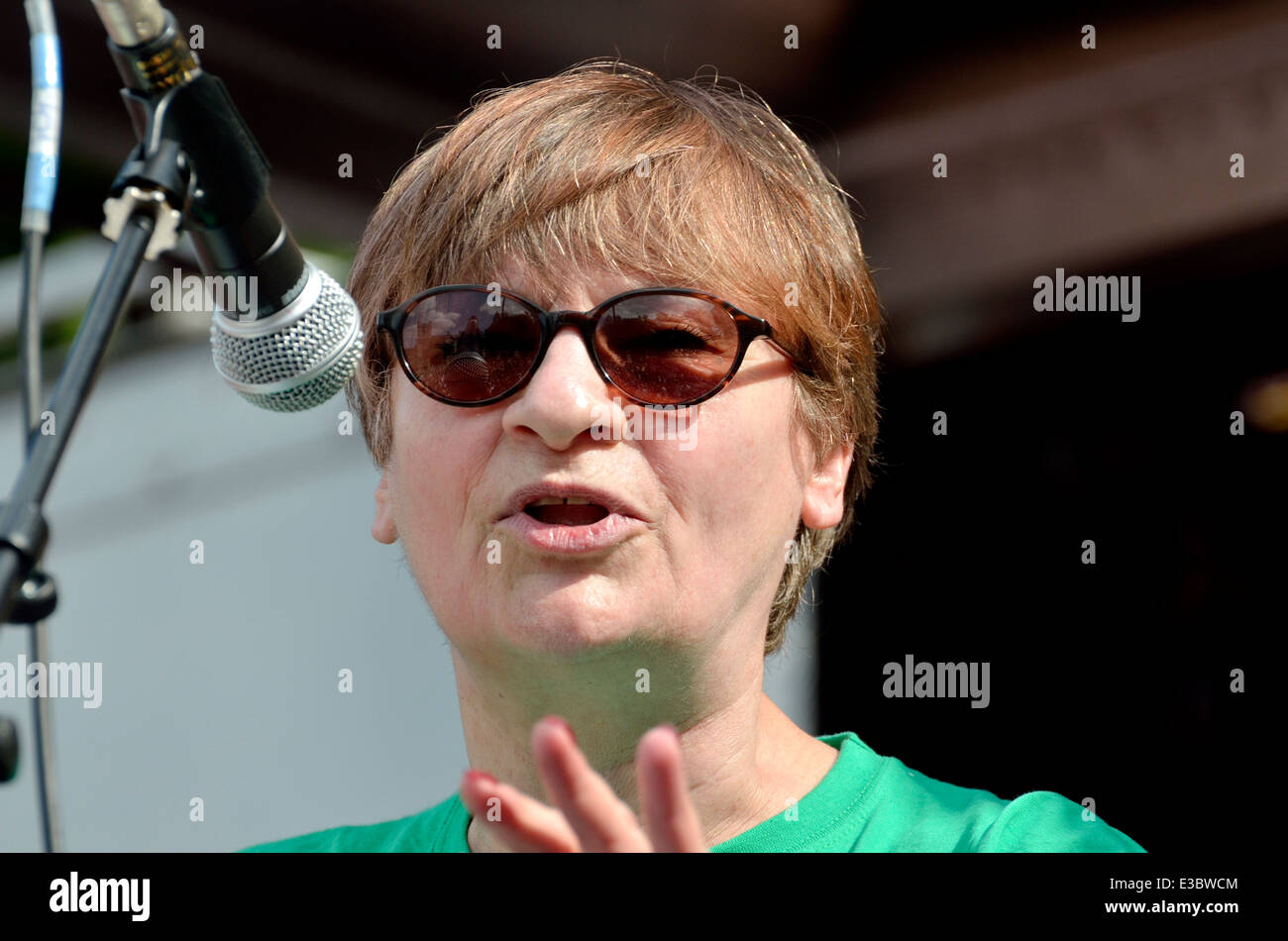 Christine soffiante - Segretario Generale dell Unione Nazionale degli insegnanti - parlando in piazza del Parlamento, Londra, 21 giugno 2014 Foto Stock