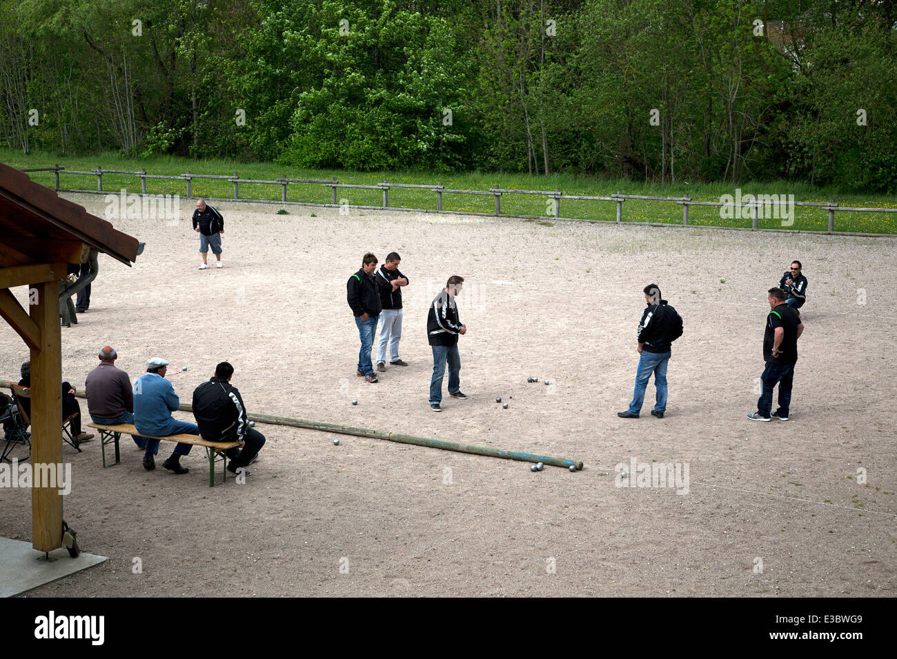 I francesi in una partita a bocce, Charmes, Lorena, Vosges, Francia Foto Stock