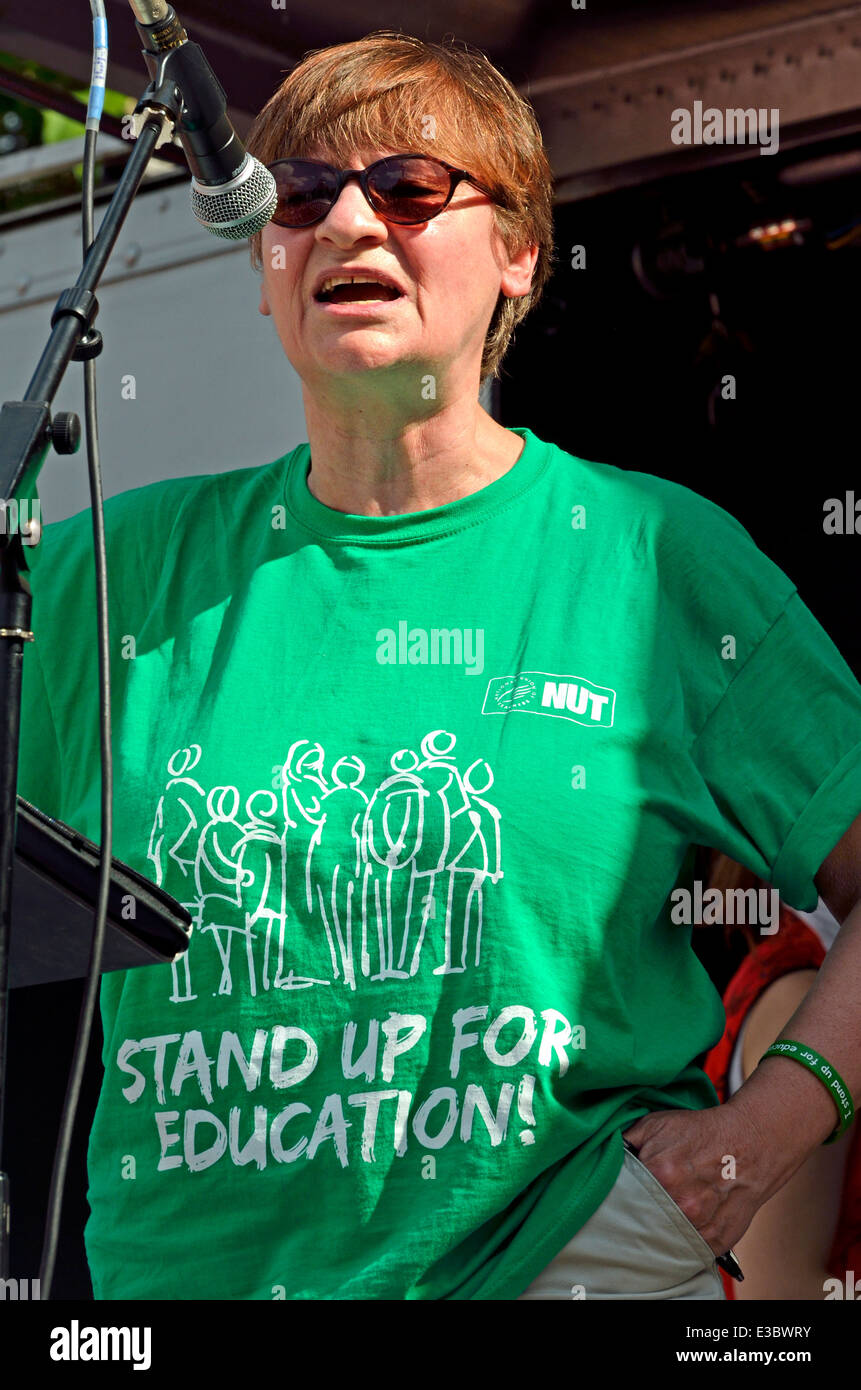 Christine soffiante - Segretario Generale dell Unione Nazionale degli insegnanti - parlando in piazza del Parlamento, Londra, 21 giugno 2014 Foto Stock