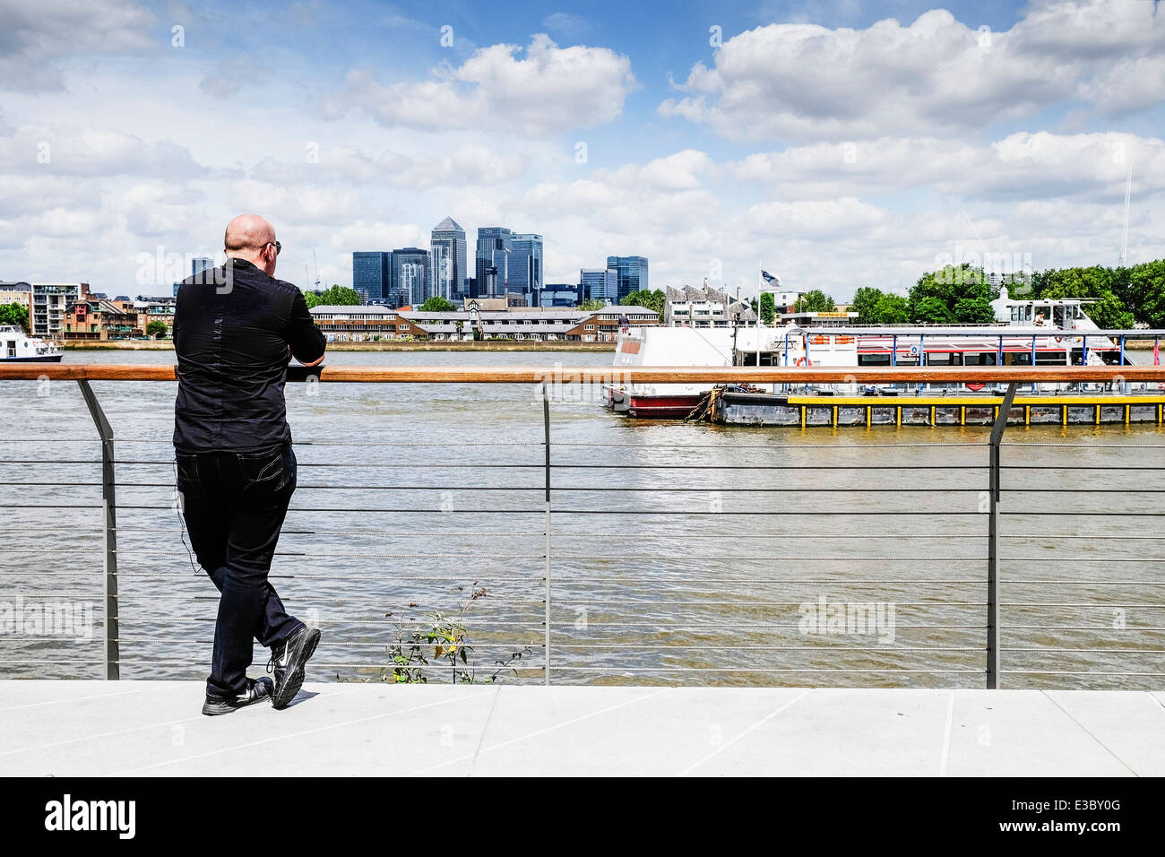 Un uomo che si affaccia sul Fiume Tamigi a Greenwich. Foto Stock