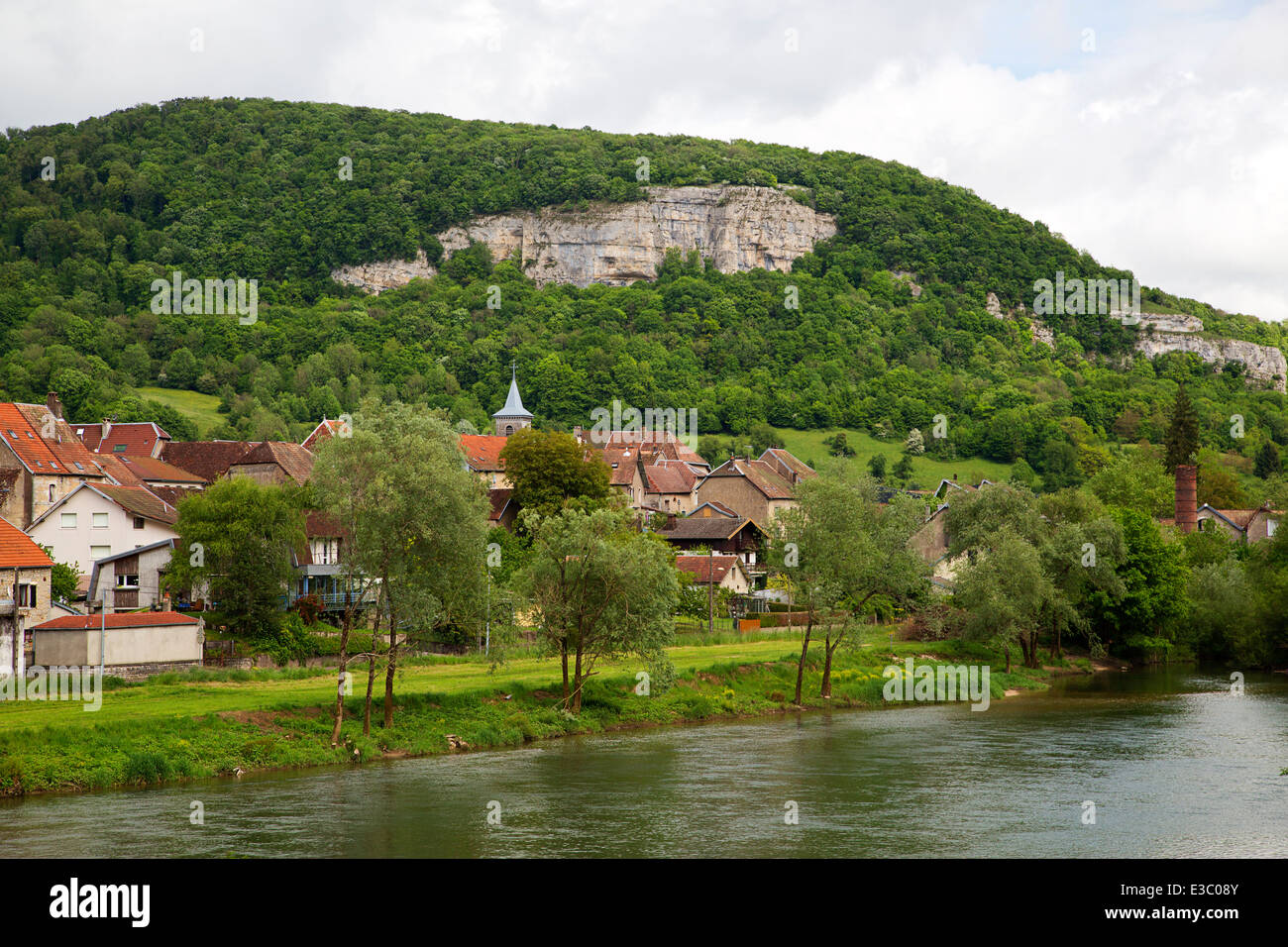 Il francese fiume Doubs con la città di La Baume-les-Dames, Franche-Comté, Doubs, Francia Foto Stock