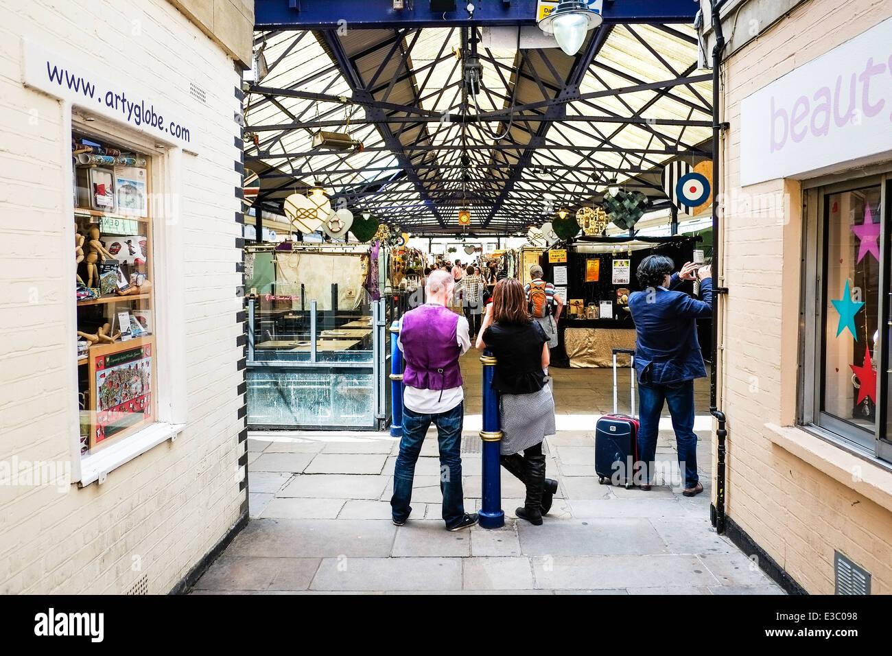 Due persone in chat con uno degli ingressi al mercato di Greenwich. Foto Stock