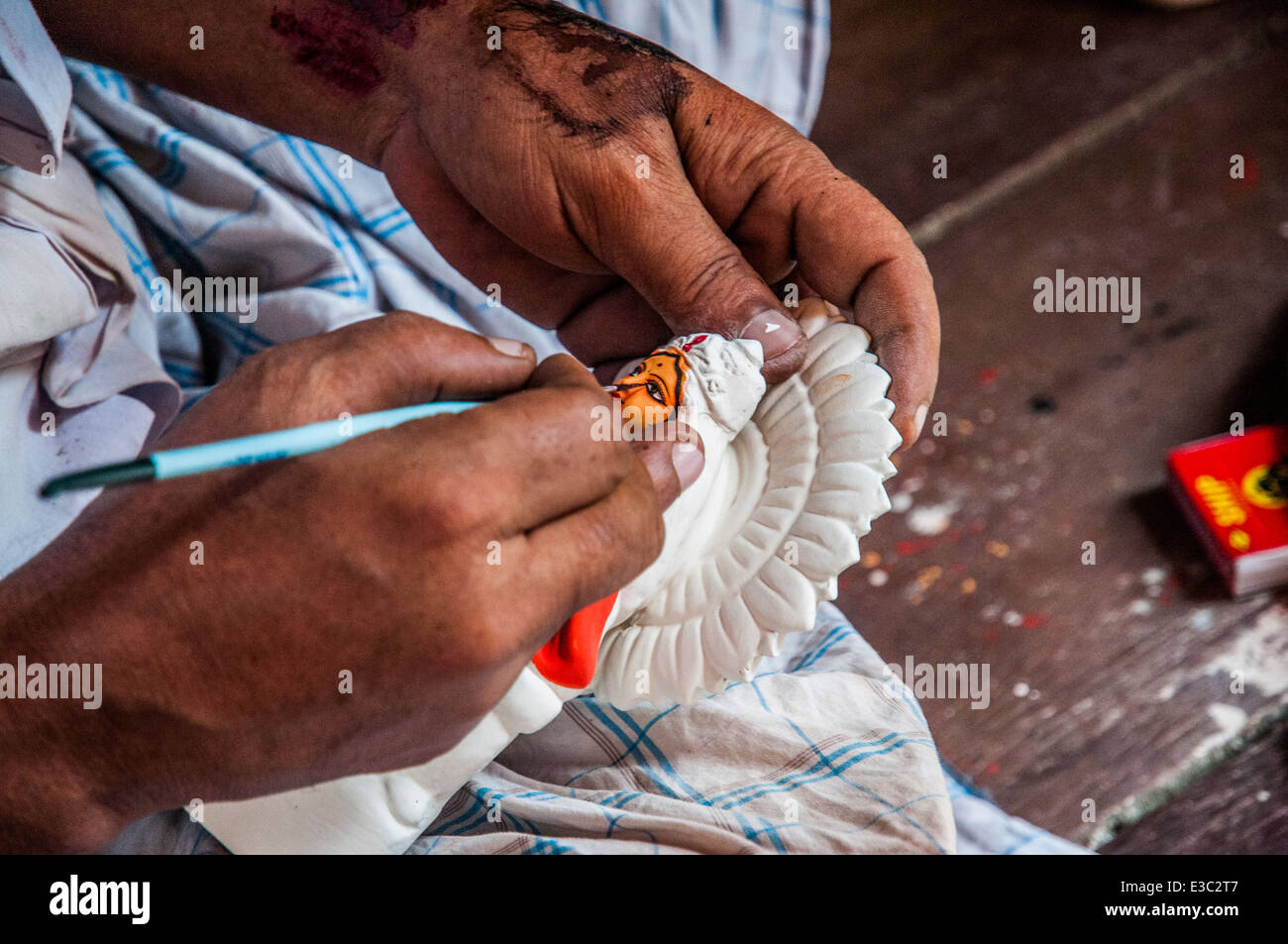 Scultore in lavoro Kumartuli potters trimestre, Calcutta, India Foto Stock