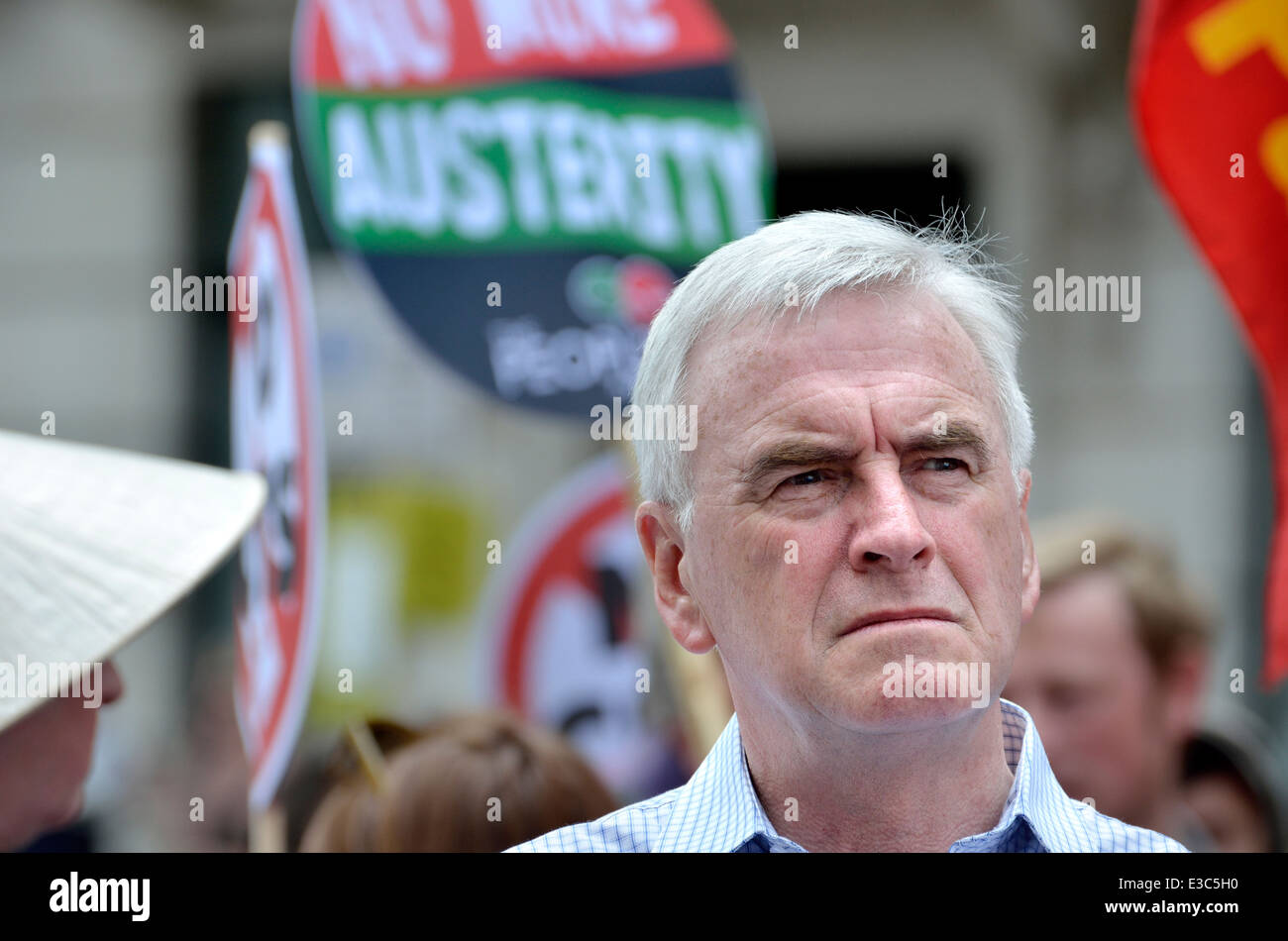 John McDonnell MP (Manodopera: Hayes e Harlington) parlando in Portland Place contro austerità, 21 giugno 2014 Foto Stock