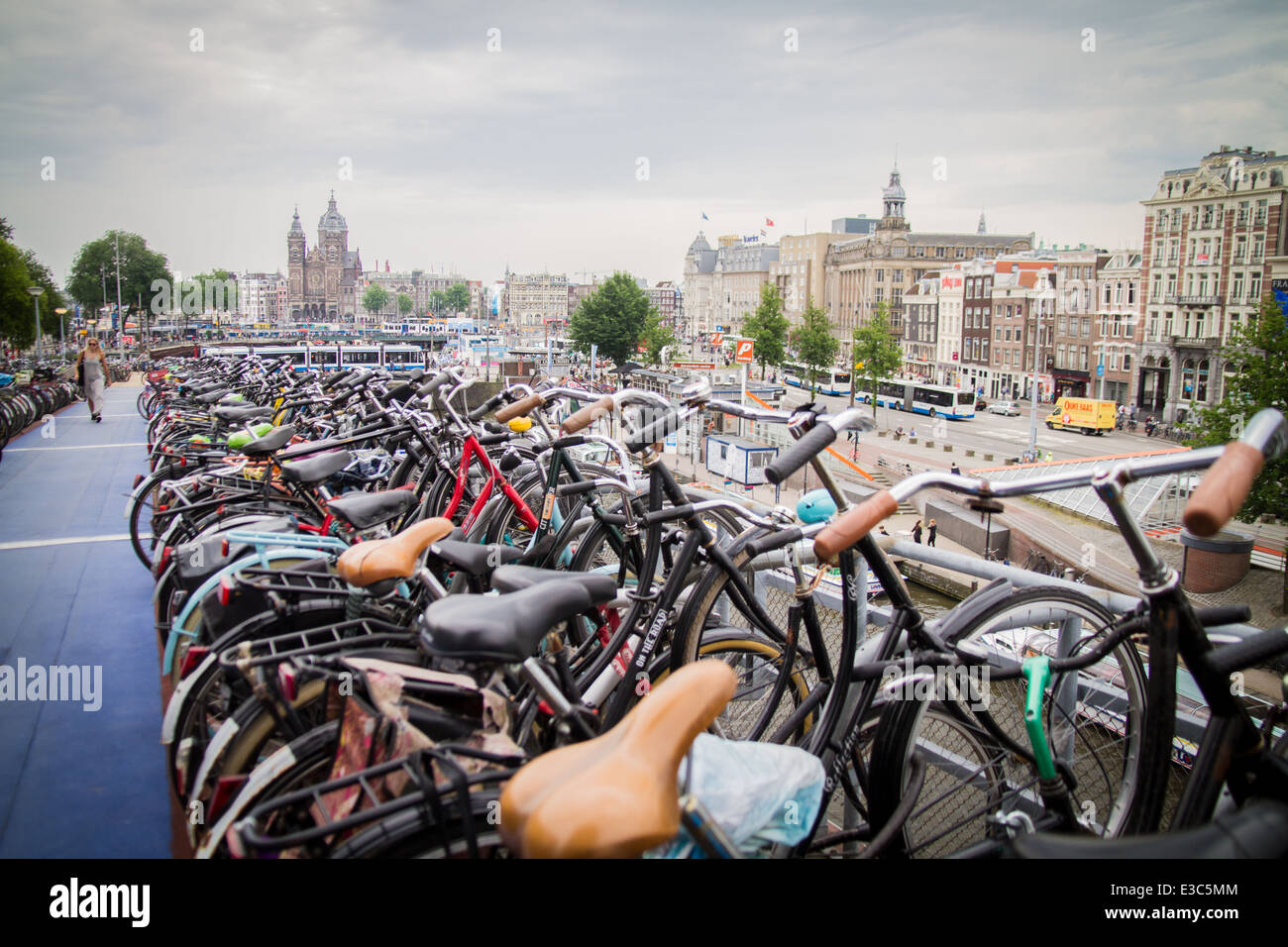 Centinaia di biciclette ad un ciclo al parcheggio presso la stazione centrale di Amsterdam Paesi Bassi bike Parcheggio biciclette Foto Stock