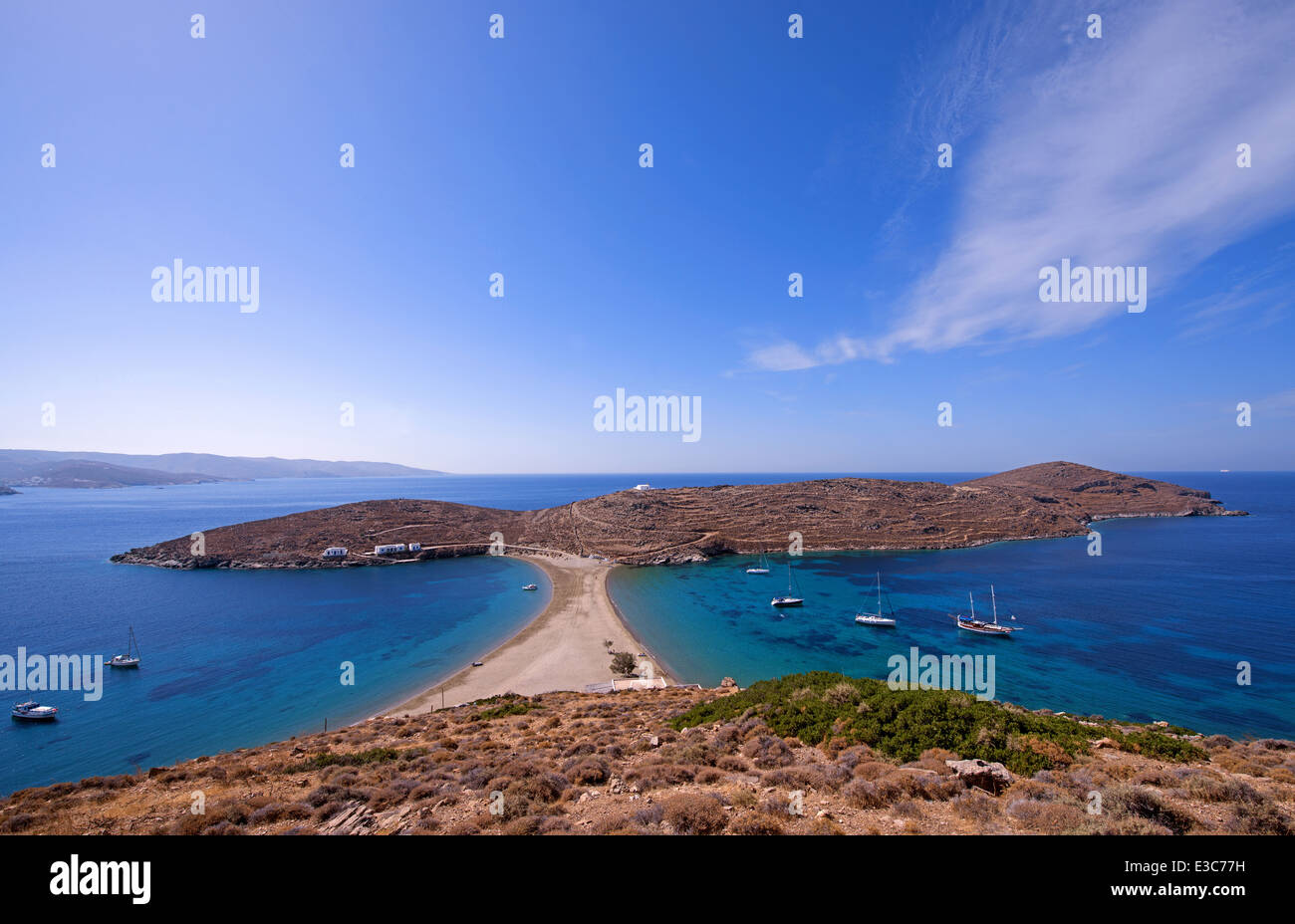 La spiaggia di Kolona in kithnos isola, uno dei migliori delle Cicladi e favorito un ancoraggio per yacht e barche a vela Foto Stock