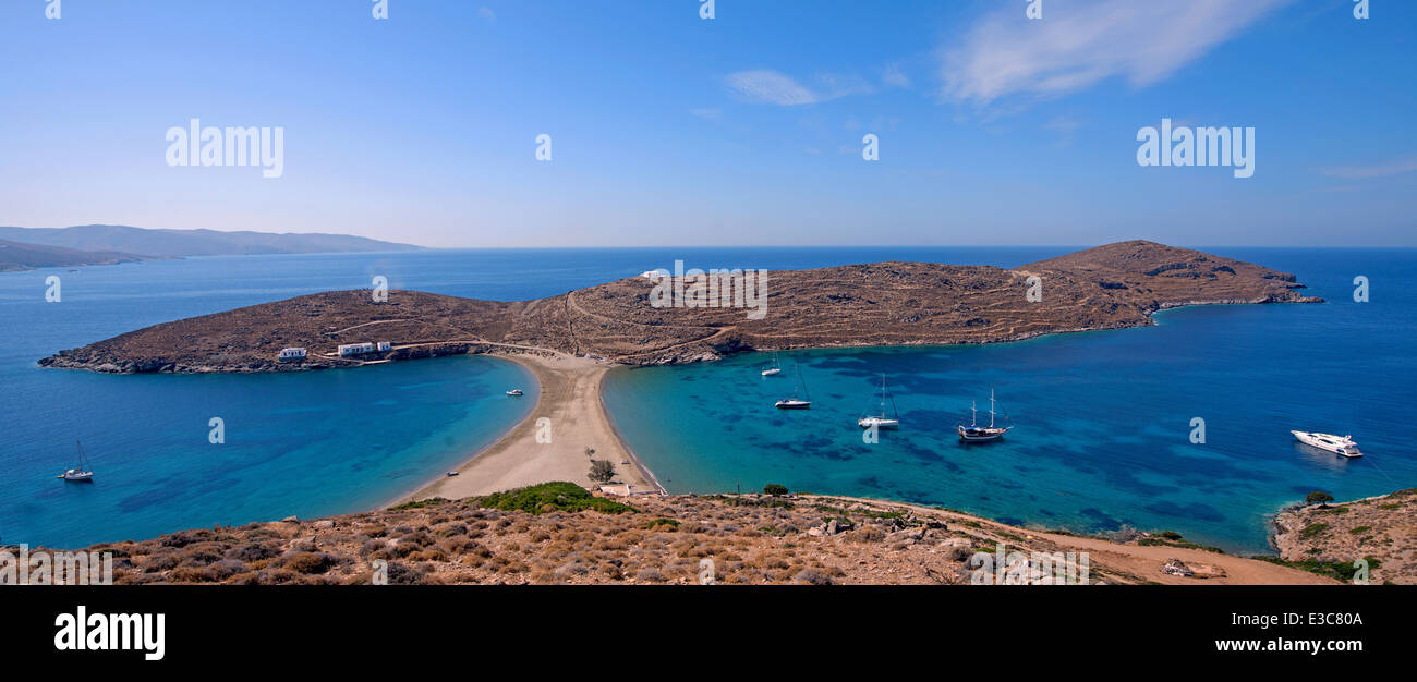 La spiaggia di Kolona in kithnos isola, uno dei migliori delle Cicladi e favorito un ancoraggio per yacht e barche a vela Foto Stock