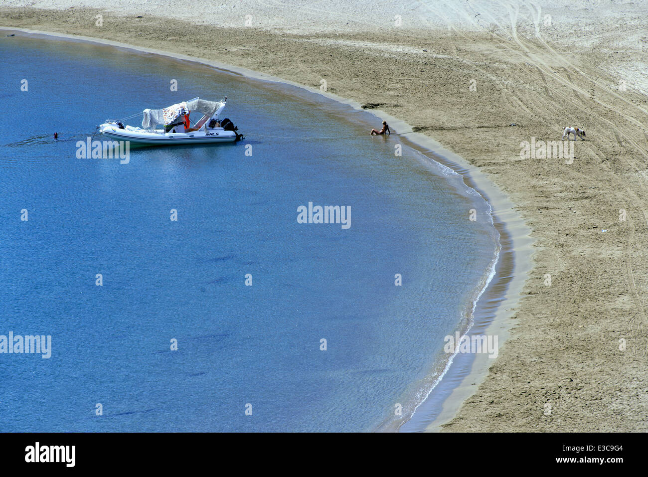 La spiaggia di Kolona in kithnos isola, uno dei migliori delle Cicladi e favorito un ancoraggio per yacht e barche a vela Foto Stock