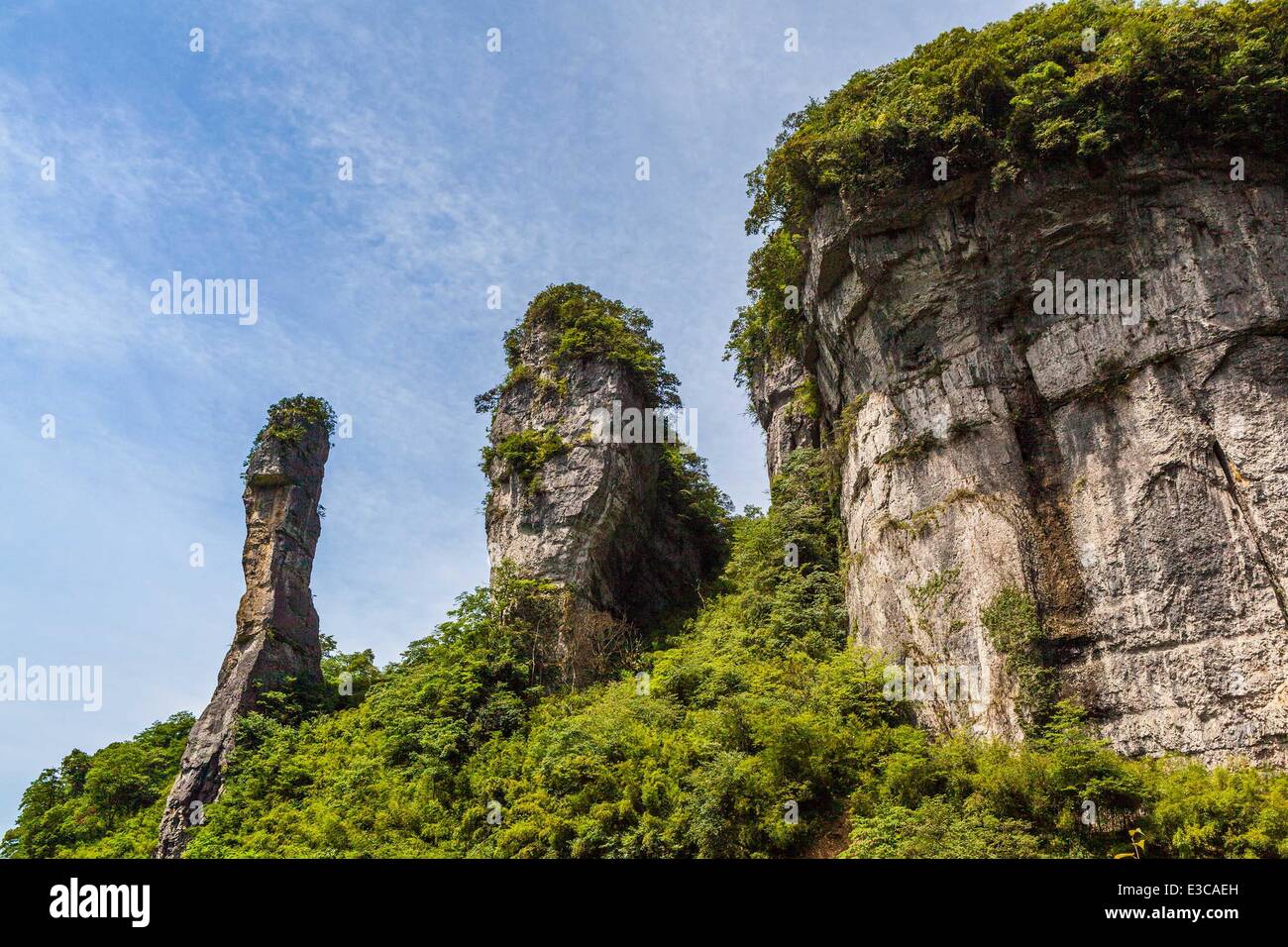 (140623) -- Pechino, 23 giugno 2014 (Xinhua) -- File foto scattata il 10 luglio 2011 mostra il paesaggio di rilievi carsici in Jinfo (Golden Buddha Mountain, a sud-ovest della Cina di Chongqing comune. Il Comitato del Patrimonio Mondiale il lunedì inscritto un prolungamento del Paesaggio Carsico della Cina meridionale, un patrimonio mondiale naturale dal 2007, nella Lista del Patrimonio Mondiale dell'UNESCO. (Xinhua/Qu Mingbin) (mp) Foto Stock