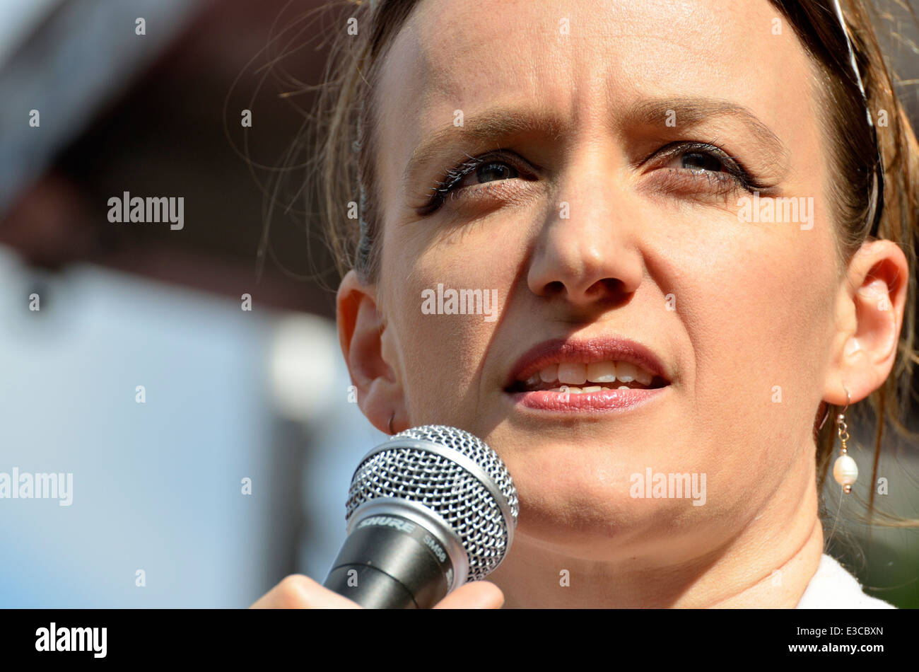 Kate Smurthwaite parlando in piazza del Parlamento, Londra, 21 giugno 2014 Foto Stock