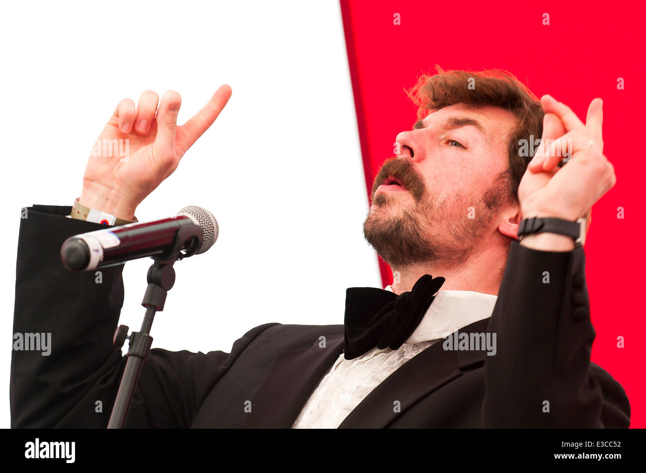 Llandeilo, Carmarthenshire, Wales, Regno Unito. Il 22 giugno, 2014. Il comico Mike Wozniak dà una grande prestazione al Dinefwr Festival letterario, 2014. Photo credit: Graham M. Lawrence/Alamy Live News. Foto Stock