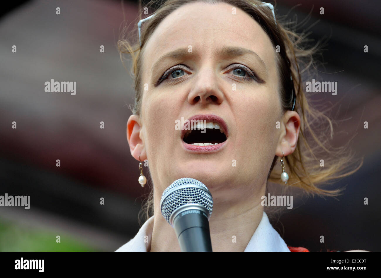 Kate Smurthwaite parlando in piazza del Parlamento, Londra, 21 giugno 2014 Foto Stock