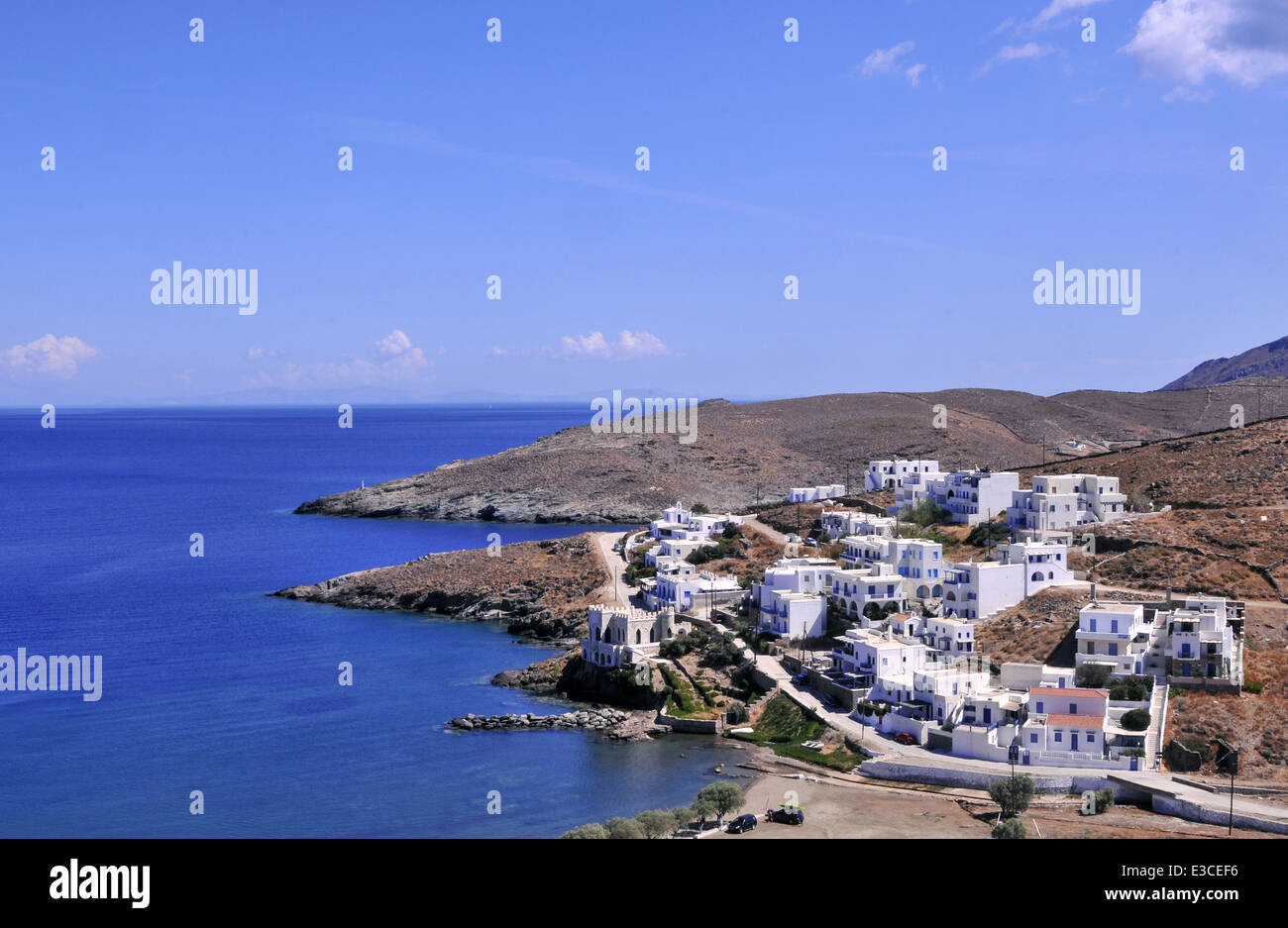 Vista di Loutra, il principale luogo di villeggiatura in Isola di KITHNOS, CICLADI, popolare per le sue belle spiagge e la sua ben organizzata marina Foto Stock