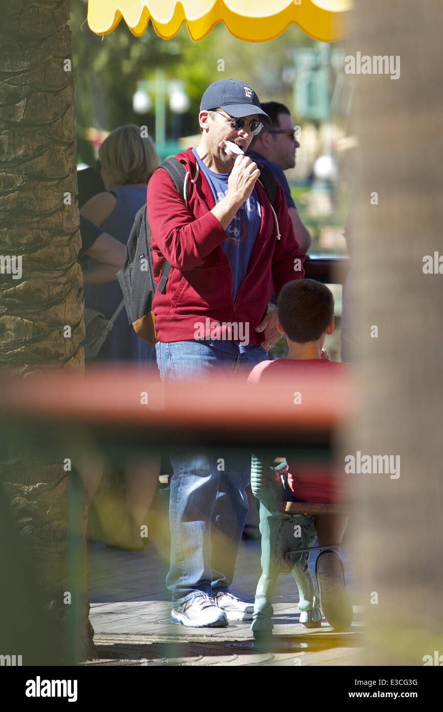 Steve Carell indossando un cappello da baseball con monogramma lettera 'F'  trascorre la giornata a Disneyland in Anaheim con la sua famiglia con Foto  stock - Alamy