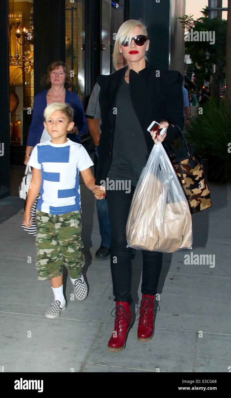 Gwen Stefani a piedi nella Dr. Martens rosso ciliegia stivali e portando  una grande vedere attraverso la borsa da shopping in Beverly Drive con  figlio Kingston Rossdale dove: Los Angeles, CA, Stati