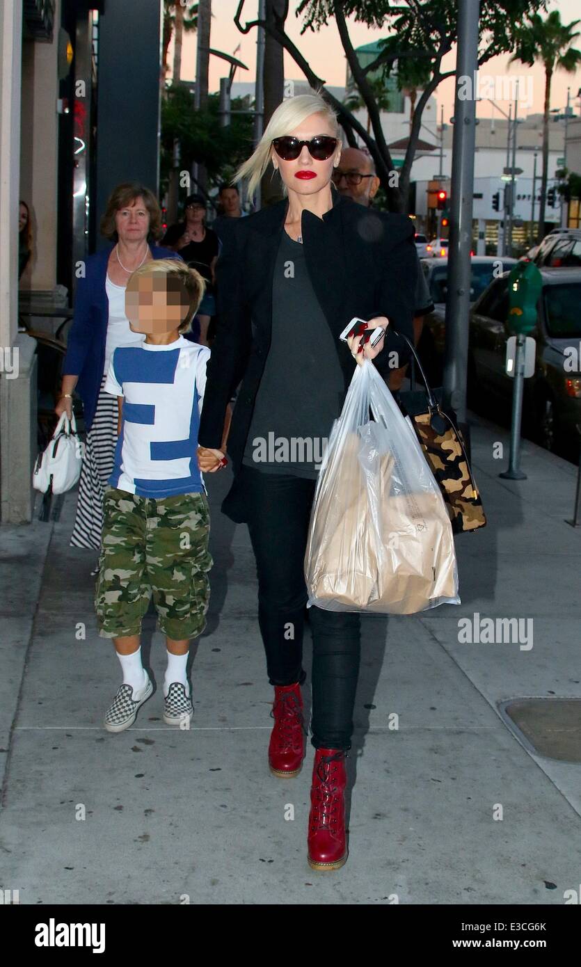 Gwen Stefani a piedi nella Dr. Martens rosso ciliegia stivali e portando  una grande vedere attraverso la borsa da shopping in Beverly Drive con  figlio Kingston Rossdale dove: Los Angeles, CA, Stati