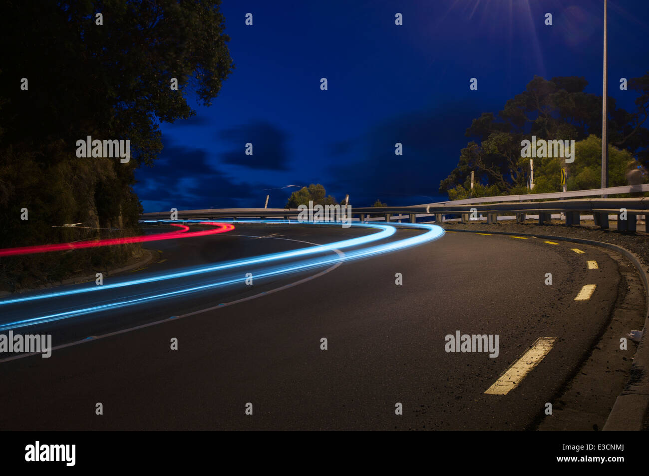 Tempo di esposizione Auto luci di posizione posteriori e luci di Pahia, Nuova Zelanda. Foto Stock