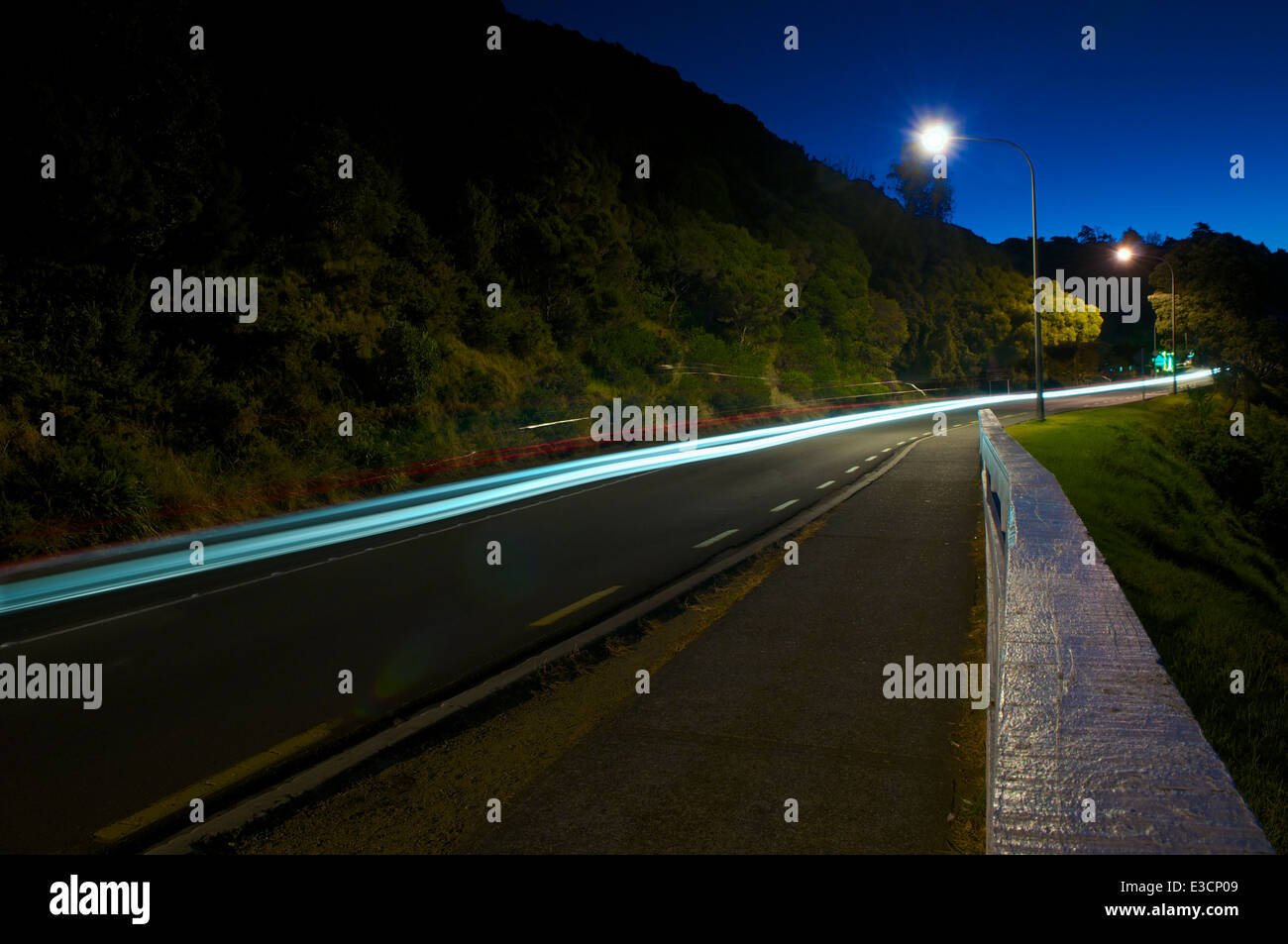 Il tempo di esposizione dei fari delle automobili a Pahia, Nuova Zelanda. Foto Stock