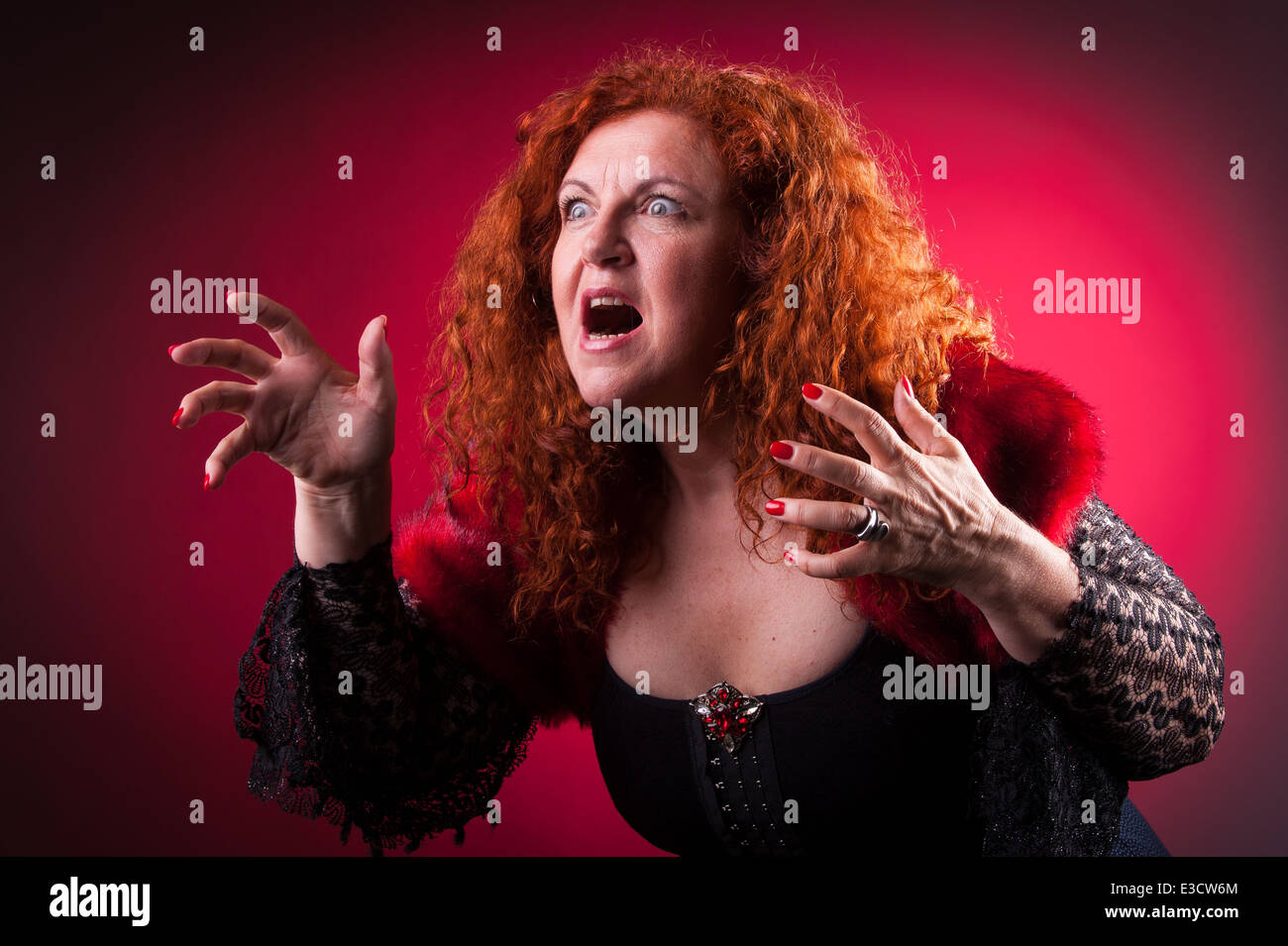 Donna che gioca la strega cattiva Foto Stock