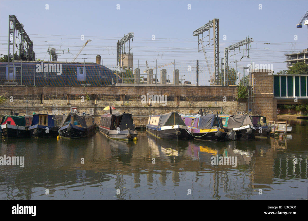 Treno ad alta velocità che attraversa il Regents Canal a Saint Pancras nel bacino di Londra - Inghilterra Foto Stock