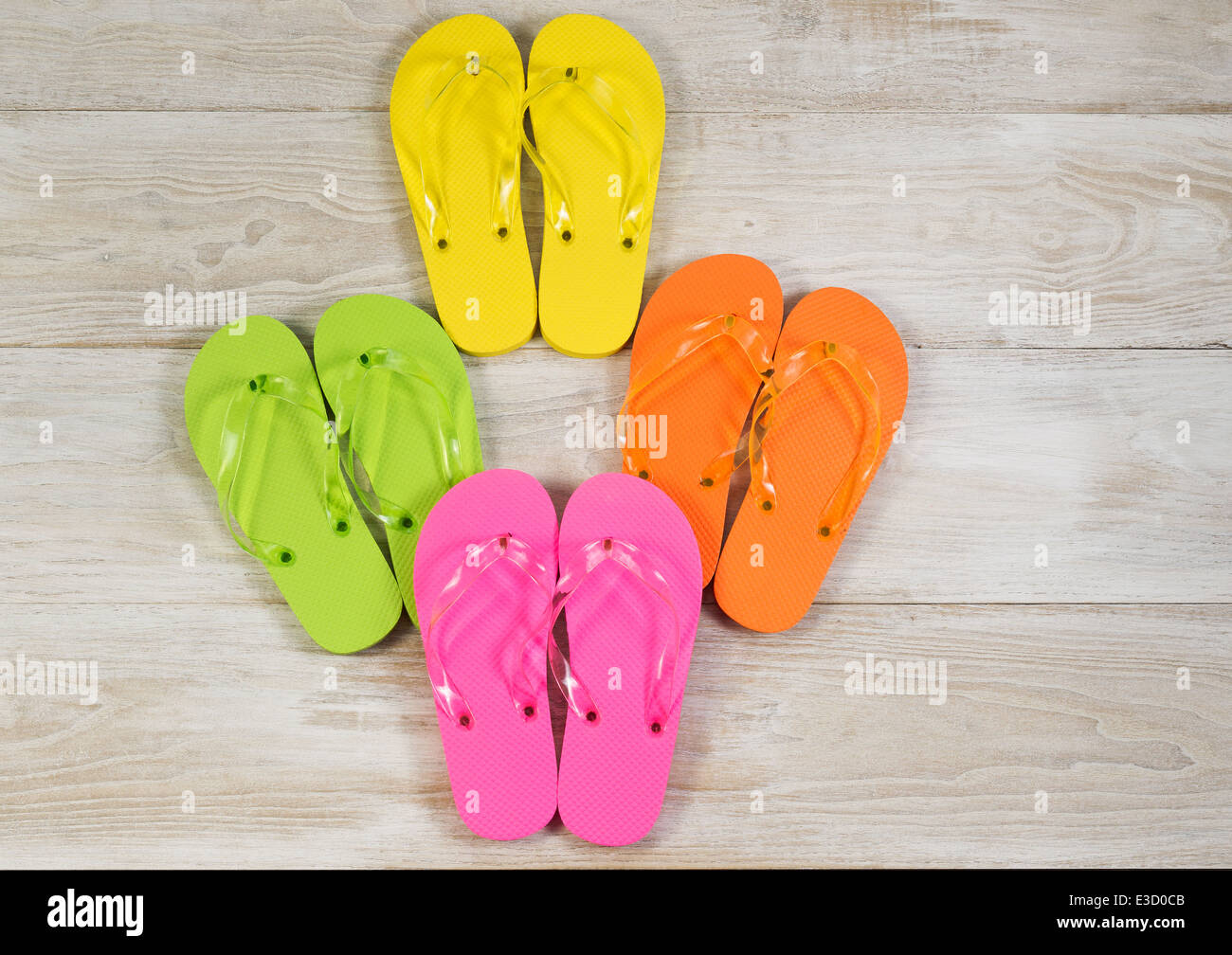 L'immagine orizzontale di sandali di nuovo posto sul legno invecchiato Foto Stock