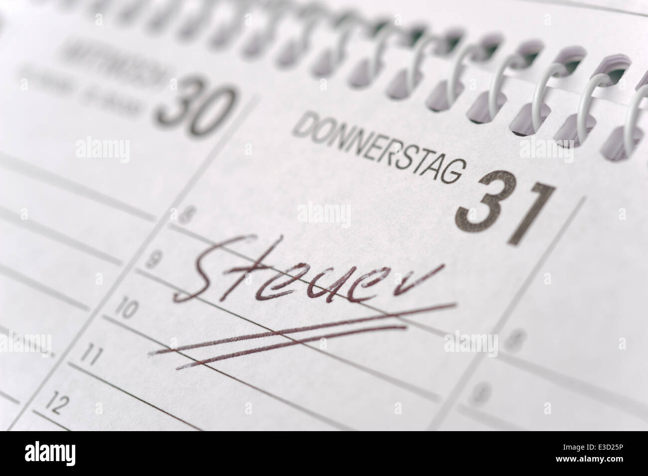 Calendario contrassegnato con il tedesco tax-giorno Foto Stock