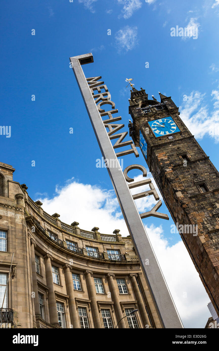 Orologio originale e il casello autostradale a Glasgow Cross, nel quartiere mercantile della cittã di Glasgow, Scotland, Regno Unito Foto Stock