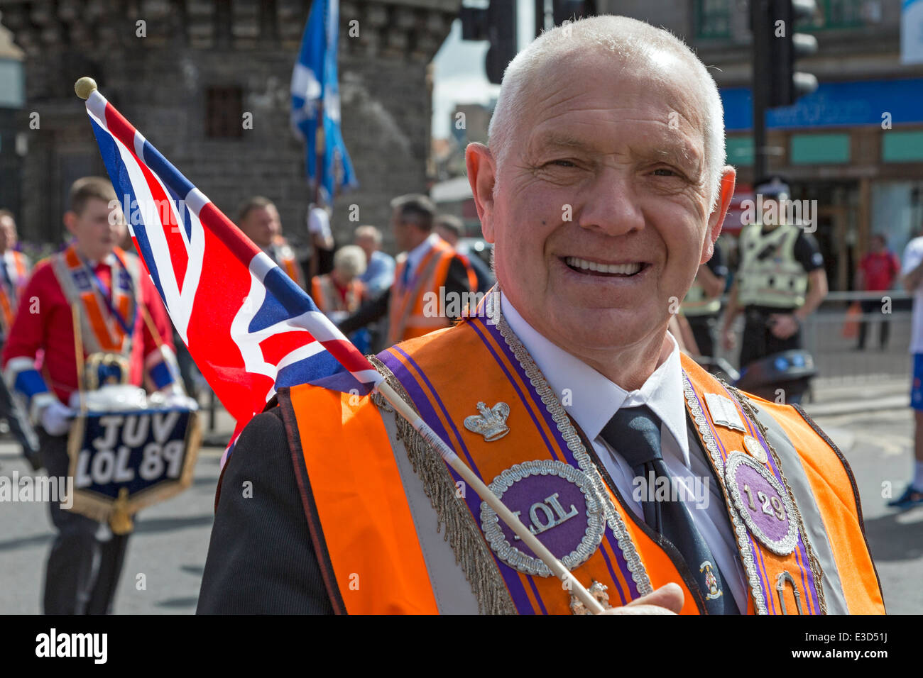 Office portatore dal fedele Orange Lodge prendendo parte a una sfilata per le strade della città di Glasgow, Scotland, Regno Unito Foto Stock