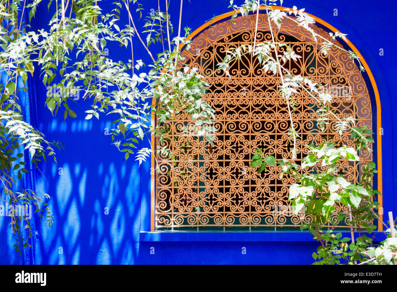 Dettaglio di una finestra negli splendidi Giardini di Majorelle amorevolmente restaurato da Yves Saint Laurent a Marrakech, Marocco, Africa del Nord Foto Stock