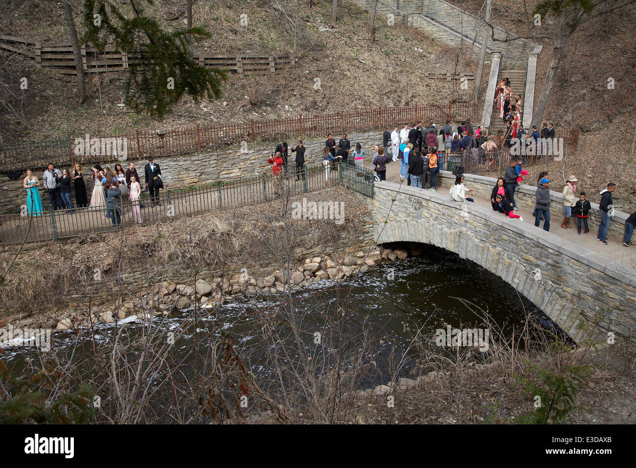 Gli studenti aventi la loro foto scattate nei loro abiti prom a cascate Minnehaha, in Minnehaha park, Minneapolis, Minnesota, Stati Uniti d'America Foto Stock