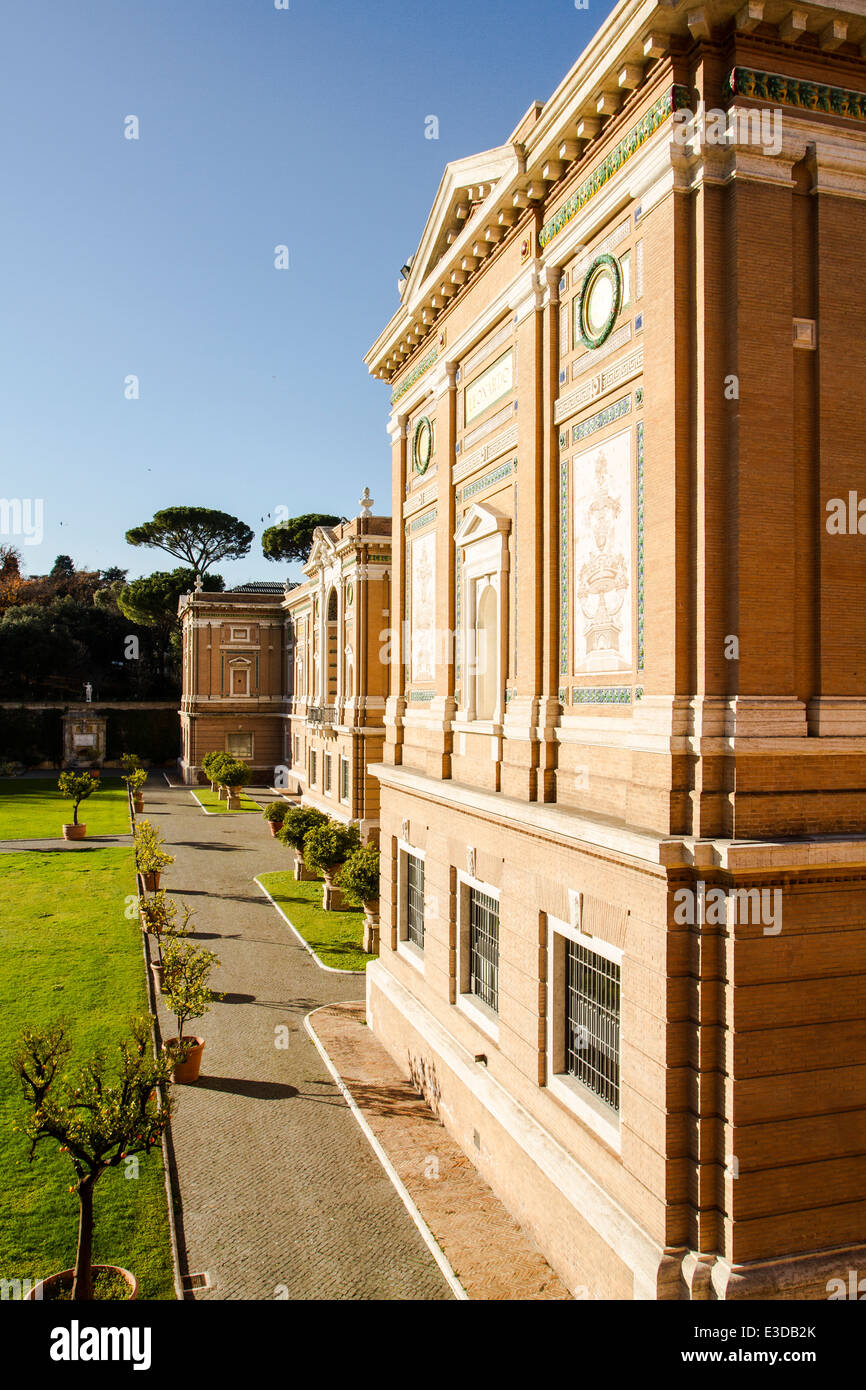 La facciata interna del Museo del Vaticano vista dal cortile del Belvedere (Cortile del Belvedere). Città del Vaticano, lo Stato della Città del Vaticano. Foto Stock