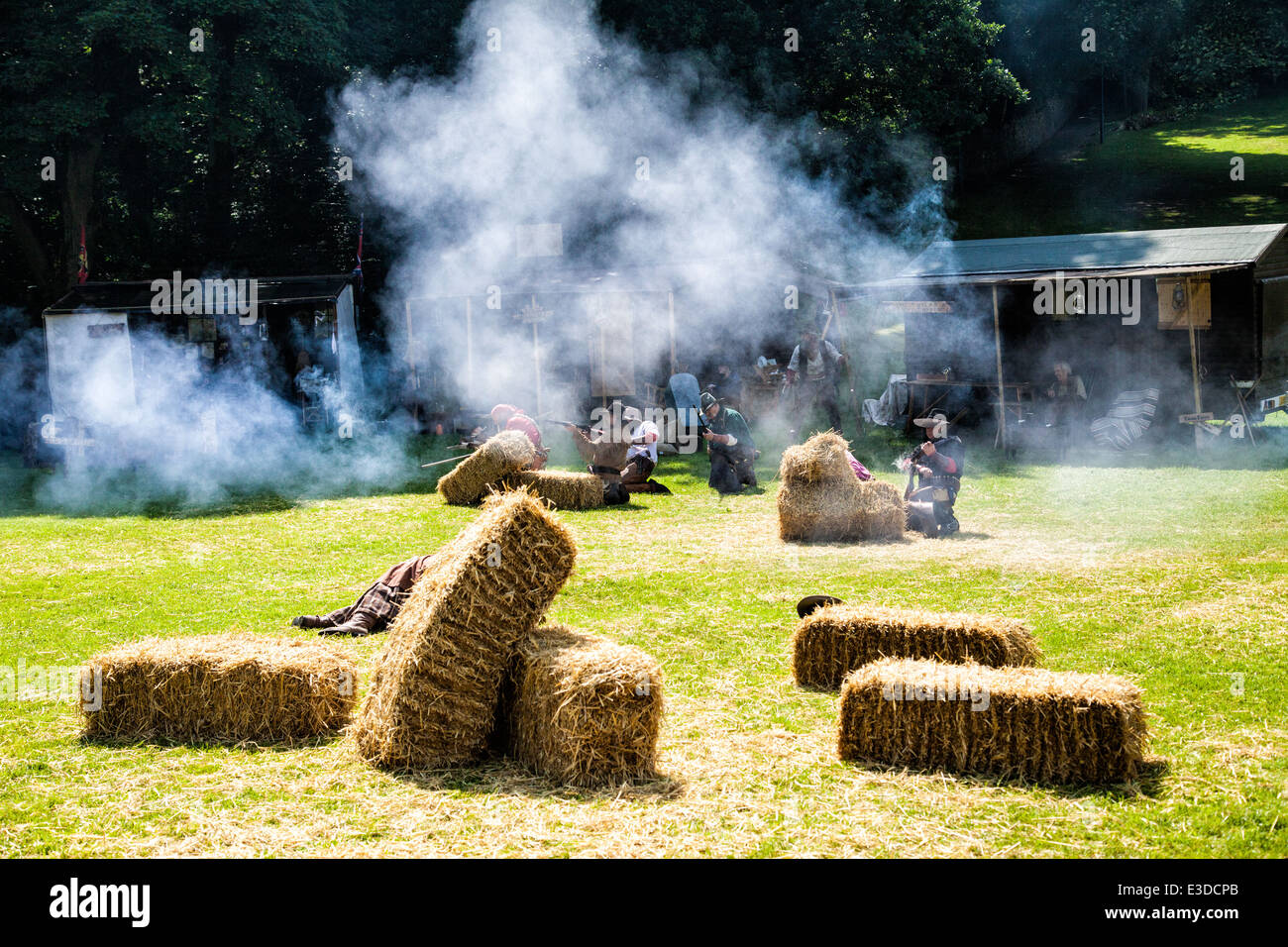 Leek, Staffordshire, Inghilterra. Il 22 giugno 2014, un paese occidentale e di fine settimana. I cowboys sparando le loro armi in ogni altro. Foto Stock