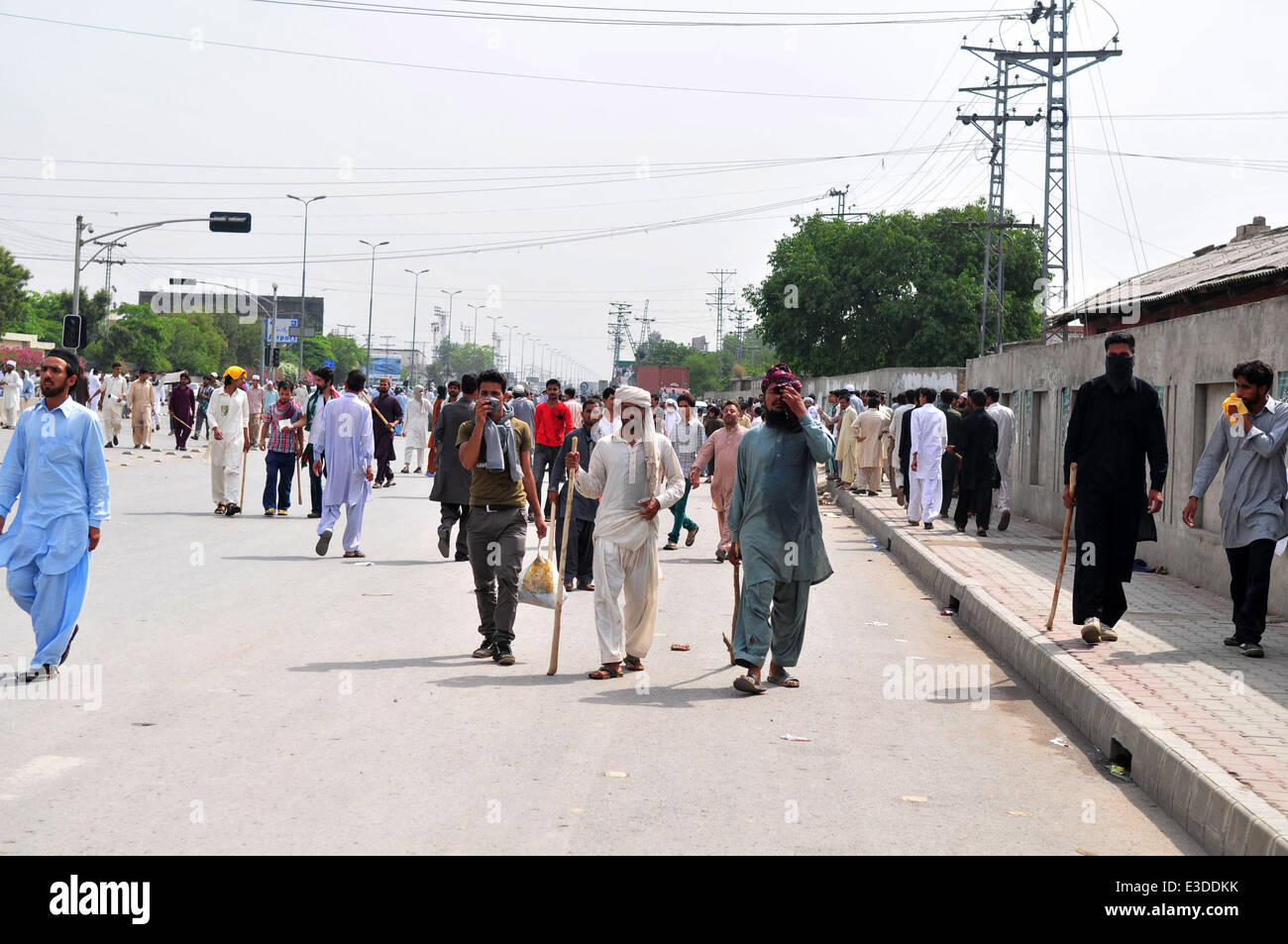 Rawalpindi, Pakistan. Il 23 giugno, 2014. Il pakistan i sostenitori del chierico Tahir-ul-Qadri raccogliere al di fuori di Benazir Bhutto Aeroporto Internazionale a Rawalpindi, in Pakistan, il 23 giugno 2014. Le autorità pachistane hanno il lunedì ha negato il permesso di un piano portante un governo anti-leader religiosi di atterrare all'aeroporto di Islamabad oltre le preoccupazioni in materia di sicurezza. Credito: Ahmad Kamal/Xinhua/Alamy Live News Foto Stock