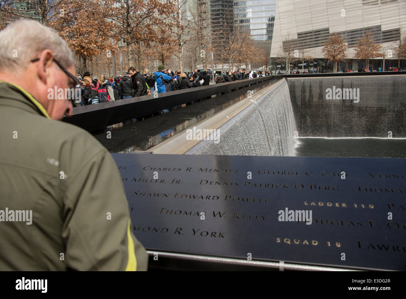 Il National September 11 Memorial dove le Torri Gemelle una volta sorgeva con quello nuovo World Trade Center appena a nord Foto Stock