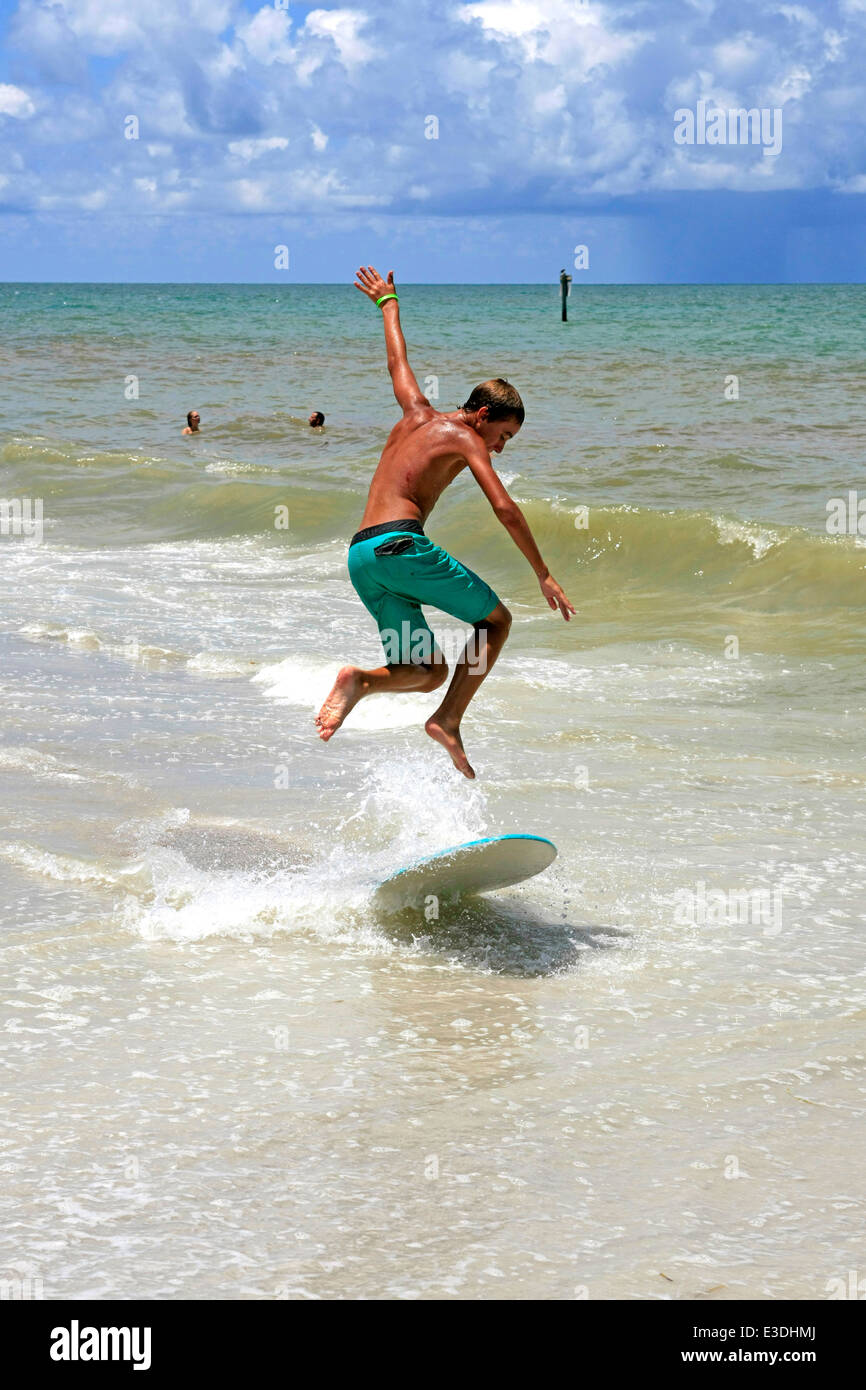 I giovani adolescenti corpo bot-boarding lungo il surf in spiaggia in Florida Foto Stock