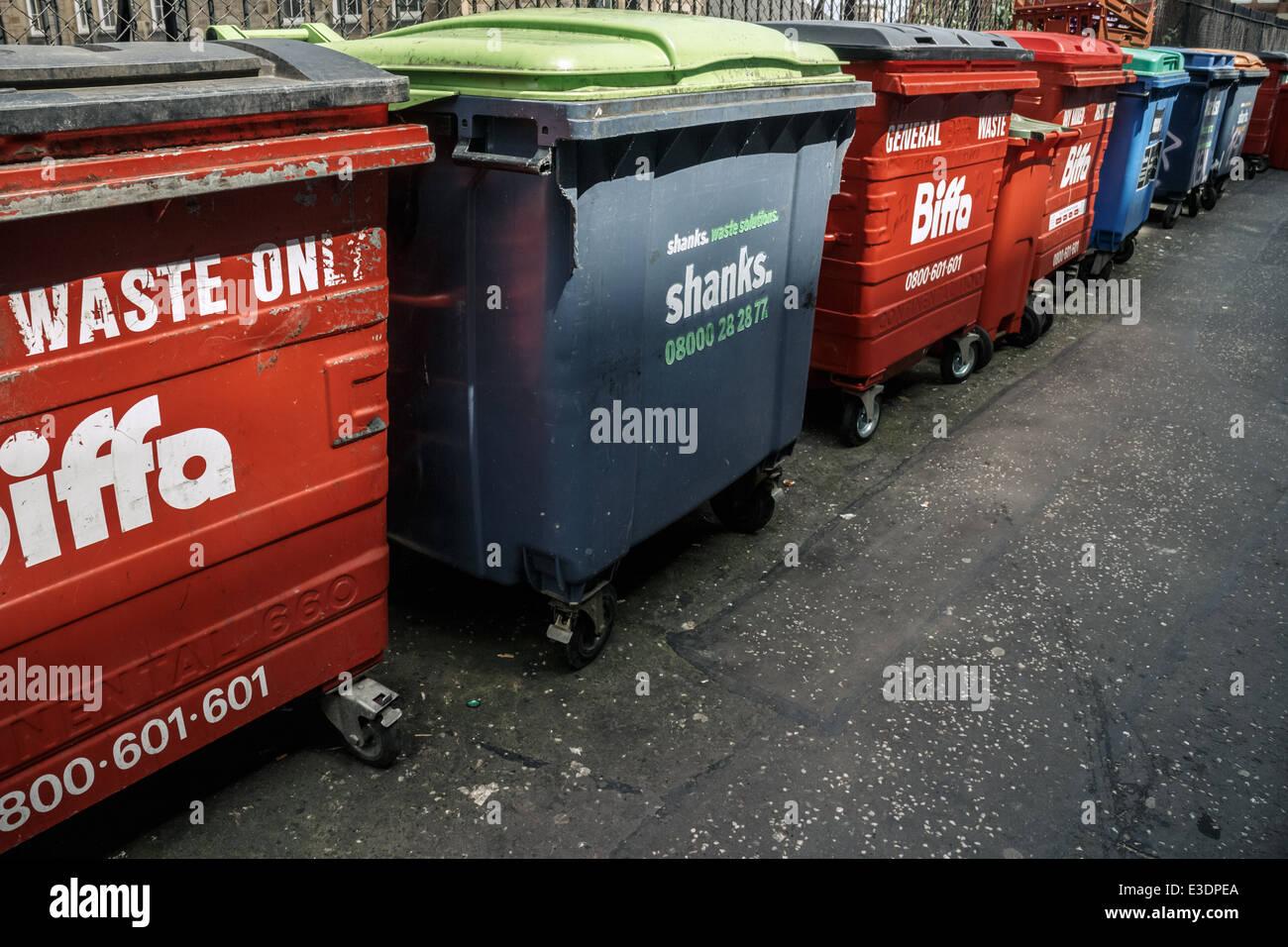 Grande rosso e blu scomparti wheelie. Edinburgh Foto Stock