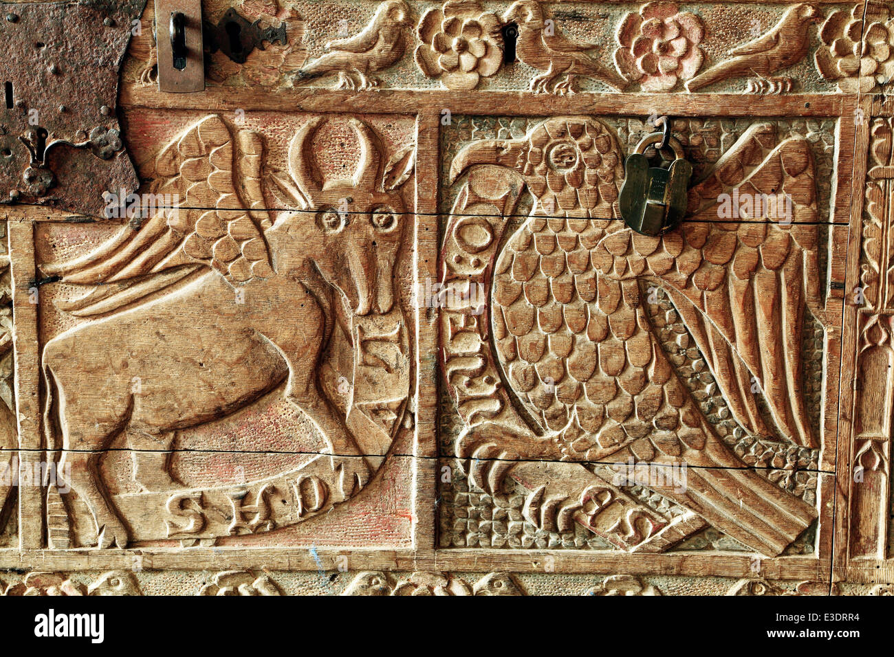 Dersingham, scolpito in legno del XIV secolo il torace, dettaglio, simboli di 2 dei quattro evangelisti, San Luca e San Giovanni, Norfolk Foto Stock