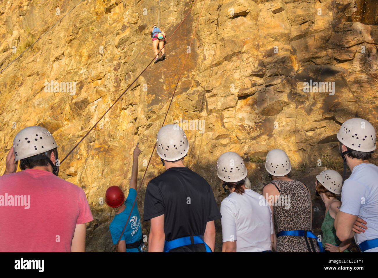 Brisbane Australia,Kangaroo Point Cliffs,Count White Park,uomo maschio,arrampicata su roccia,linea,corda,istruttore,classe,indossare,caschi di sicurezza,AU140315107 Foto Stock
