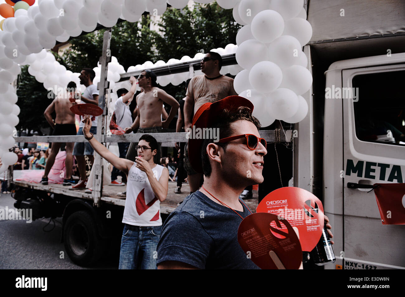 Salonicco, Grecia. Il 21 giugno, 2014. La comunità gay di Salonicco ha organizzato per il terzo anno consecutivo il Consiglio di Salonicco Gay Pride 2014. Centinaia di omosessuali ha sfilato nel centro di Thessaloniki © Giannis Papanikos/NurPhoto/ZUMAPRESS.com/Alamy Live News Foto Stock