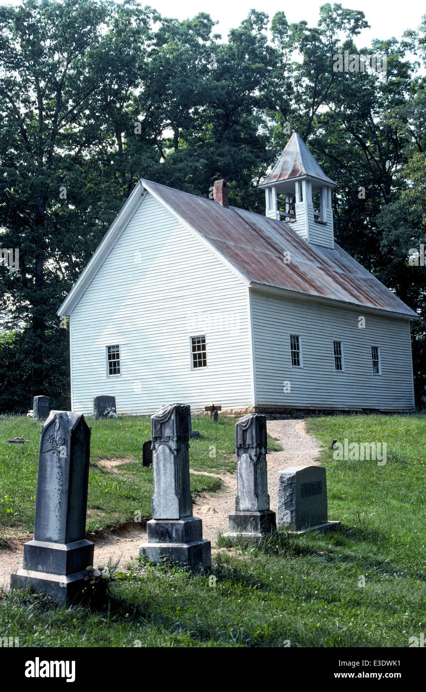 Il 1887 primitiva chiesa battista e il suo cimitero vecchio sono ora parte di Great Smoky Mountain National Park in scenic Cades Cove, Tennessee, Stati Uniti d'America. Foto Stock