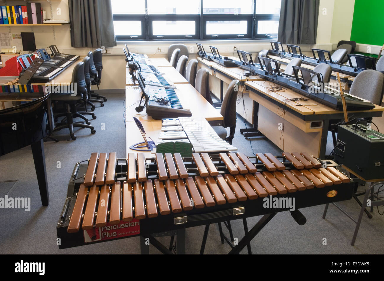 Classe di musica in una moderna scuola secondaria. Foto Stock