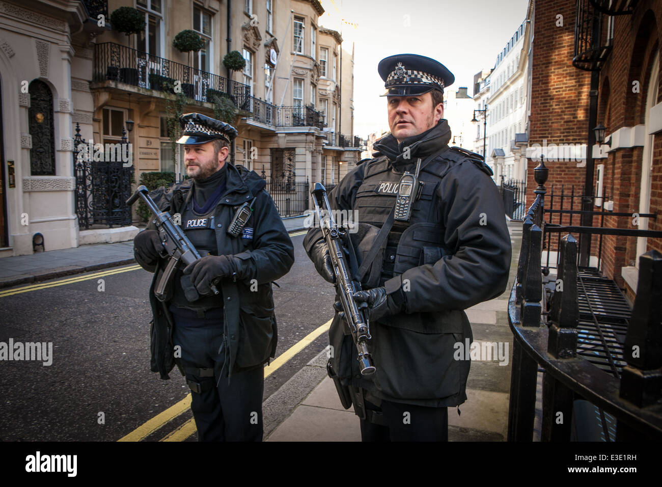 Metropolitan armati poliziotti di pattuglia in Mayfair London, Regno Unito Foto Stock